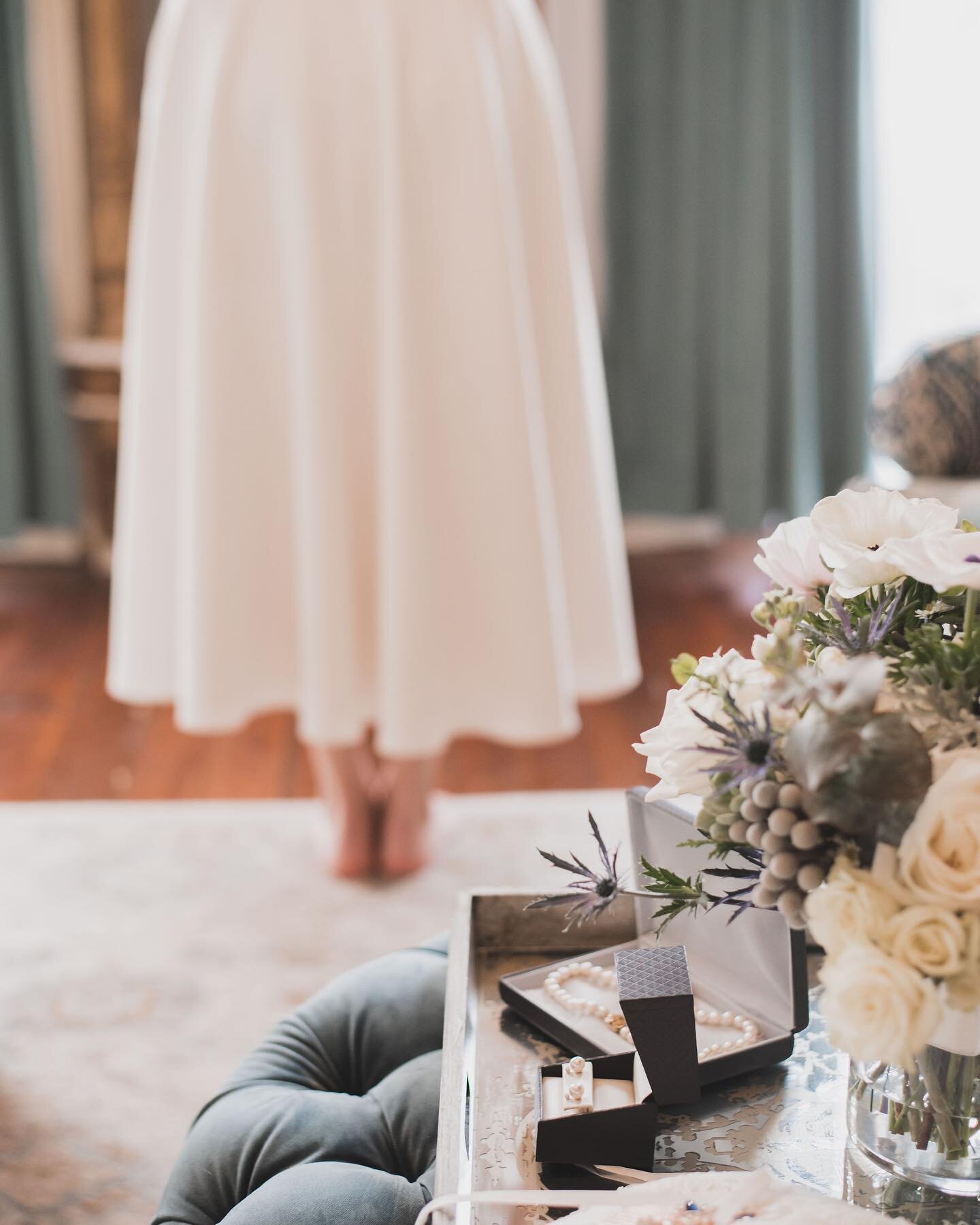 This was my first time shooting at @lindenrow and I loved every minute of it! The historic charm really complimented the vintage vibe of John + Kaylen&rsquo;s wedding. And the big windows provided GREAT light, which is something I LOVE as a photograp