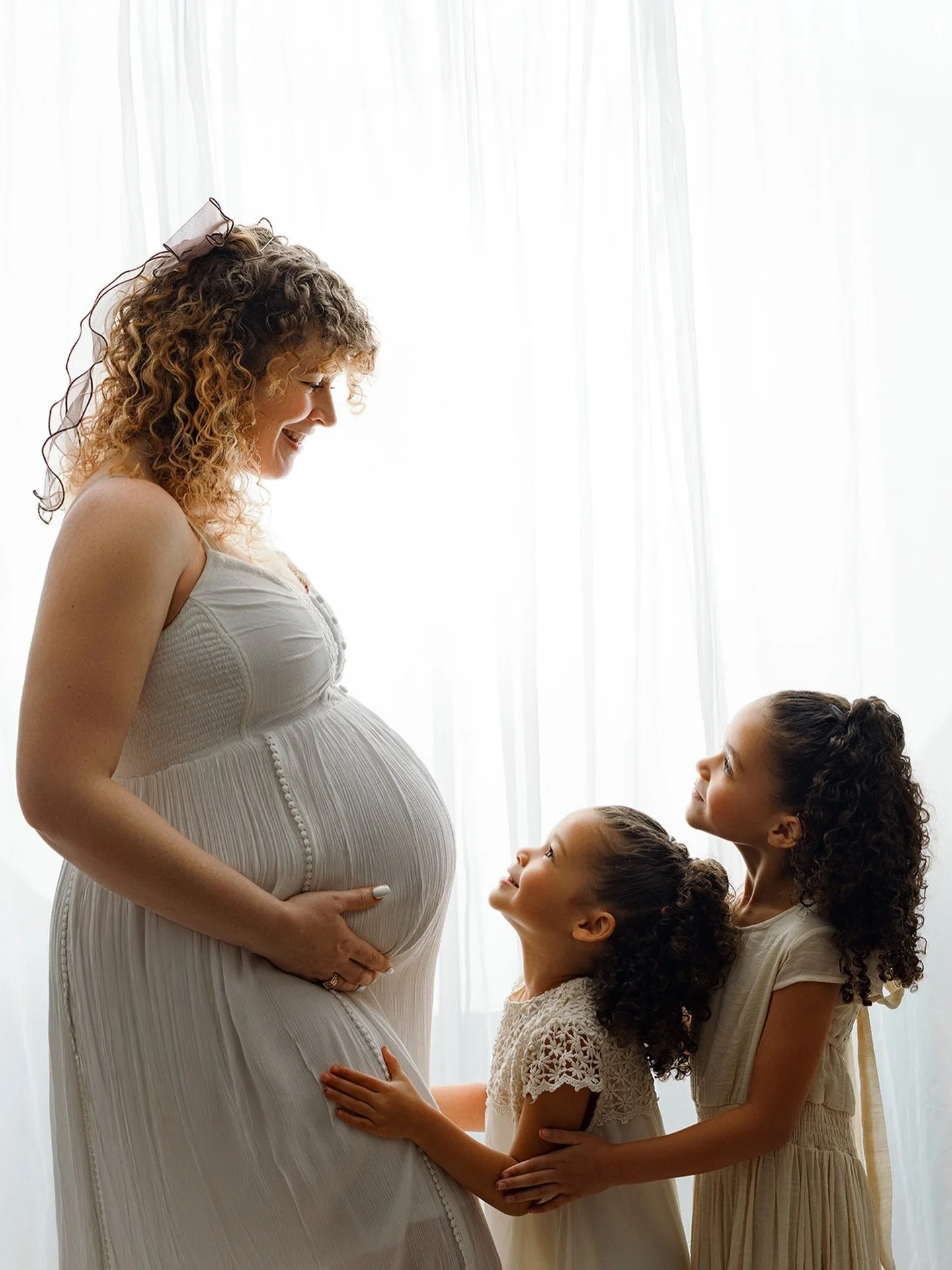 Beautiful mom and her beautiful girls! I can&rsquo;t wait to meet their newest addition 🤍🤍🤍

#seattlematernityphotographer #redmondmaternityphotographer #bellvuematernityphotographer #studiomaternity