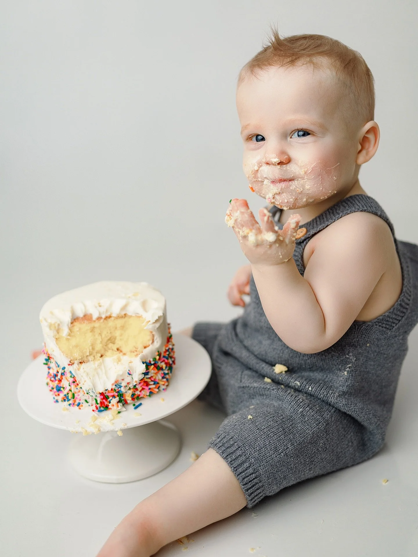 &ldquo;What? Is there something on my face?&rdquo; 🎂 🎂 🎂 

#seattlecakesmashphotographer #oneyearportraitsession #bellvuebabyphotographer #cakesmashsession #redmondfamilyphotographer