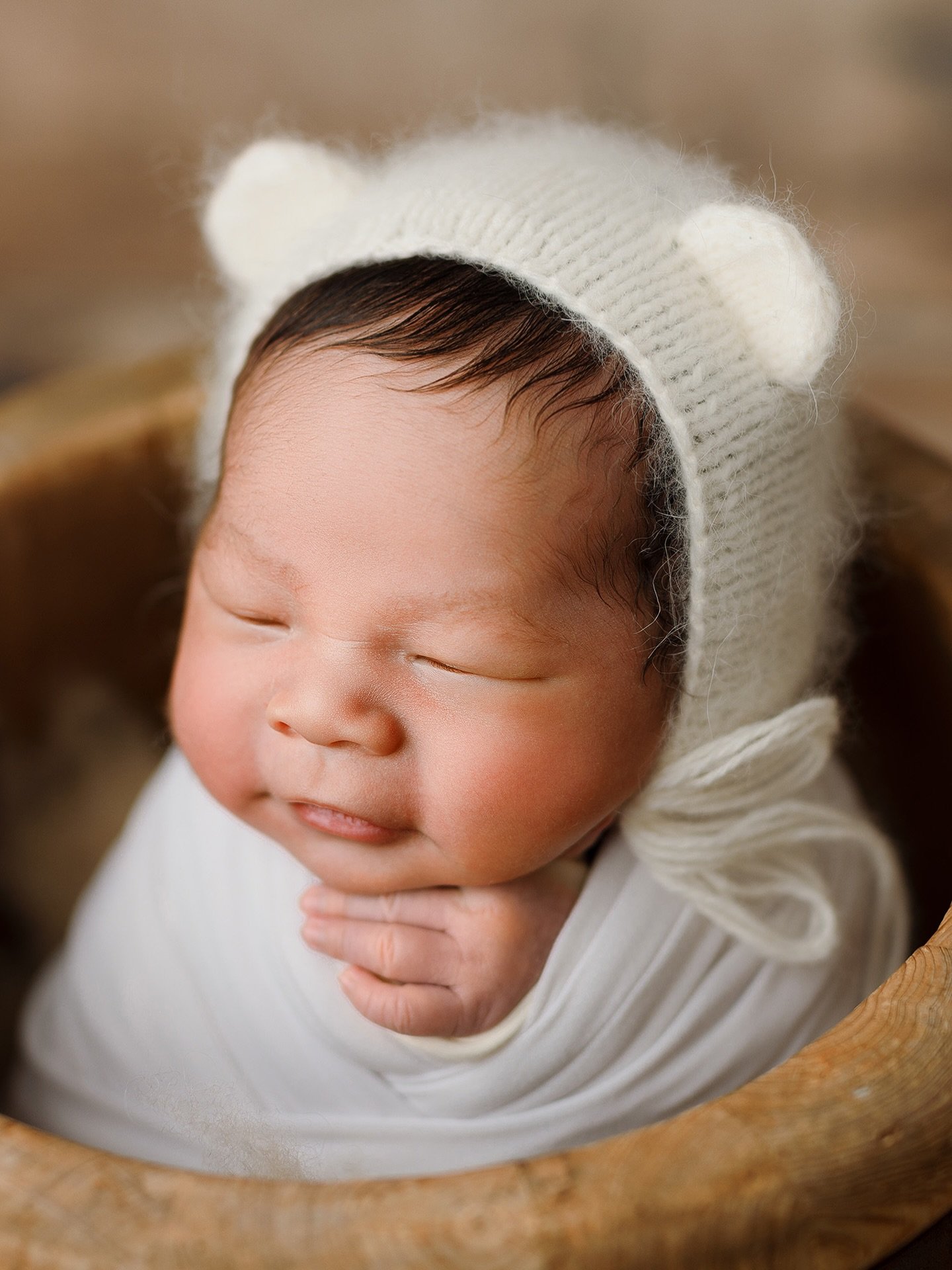 I hope your Thursday is &ldquo;Beary&rdquo; good 🐻😉 #couldntpassthatup #babybear #seattlenewbornphotographer #bellvuenewbornphotographer #wrappednewbornpose