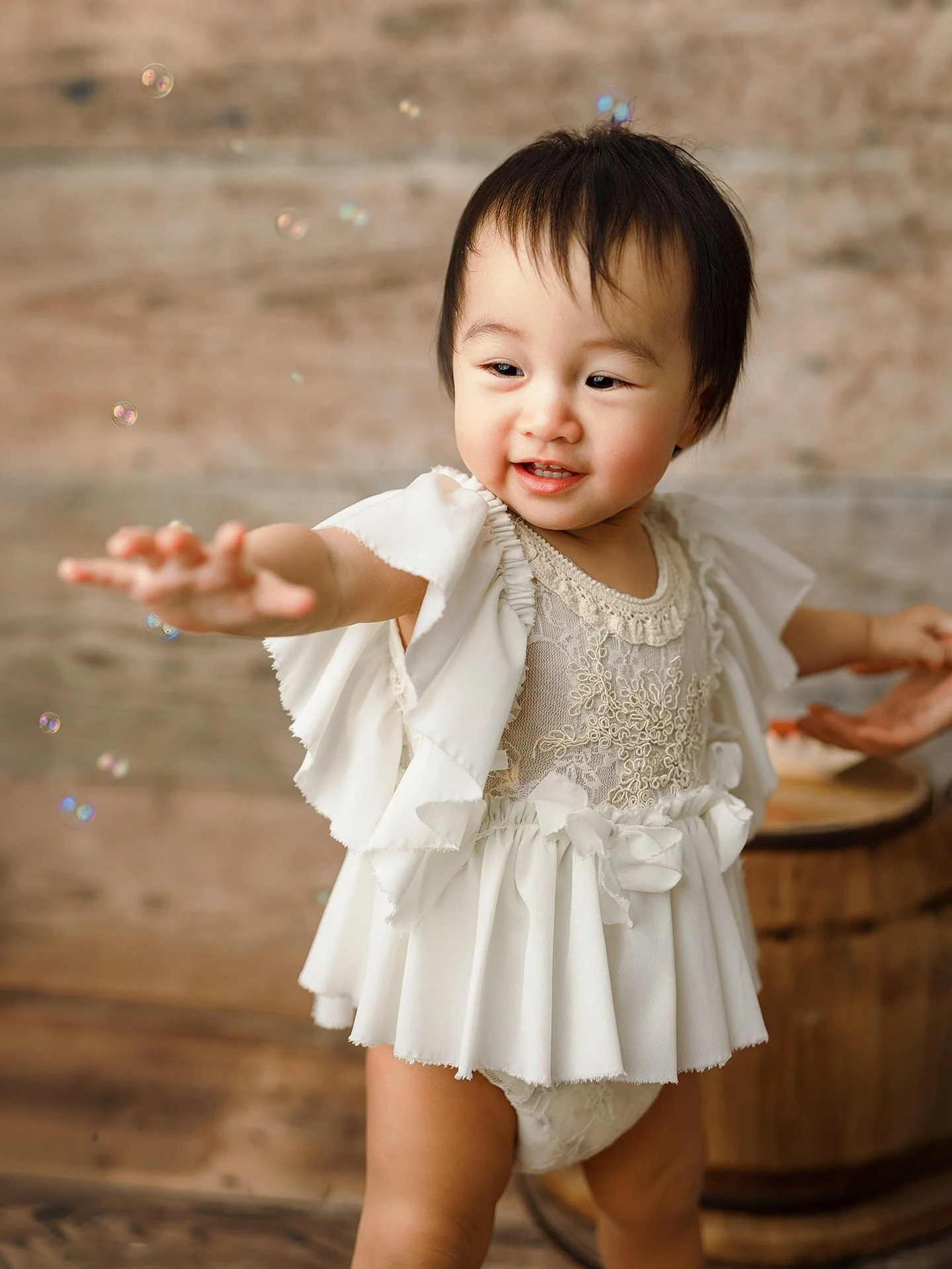 With three kids of my own and being a baby photographer I know that bubbles are always a good idea 🫧 

#seattlecakesmashphotographer #oneyearportraitsession #bellvuebabyphotographer #cakesmashsession #redmondfamilyphotographer