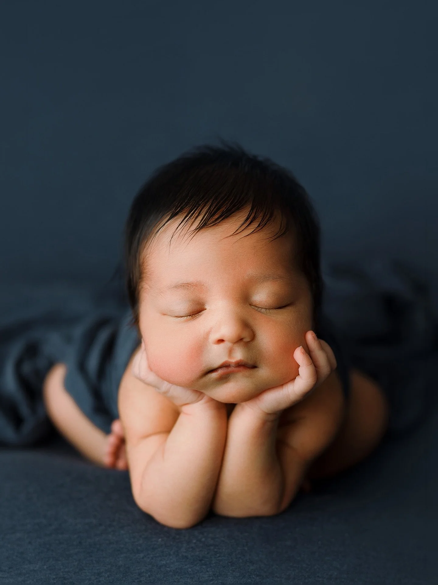 Such a dreamy little dude 💙 #froggypose #seattlenewbornphotographer #bellvuebabyphotographer #tacomanewbornphotographer #newbornphotography