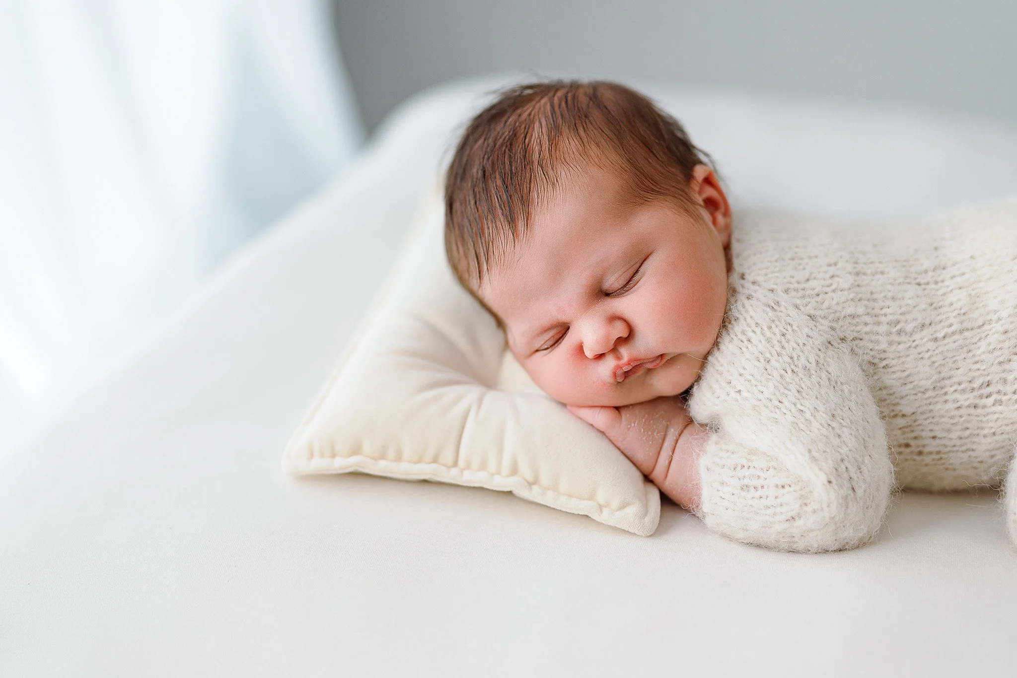 2_IMGL0211 ©JuliaChristinaPhotography Seattle Newborn Studio White.jpg
