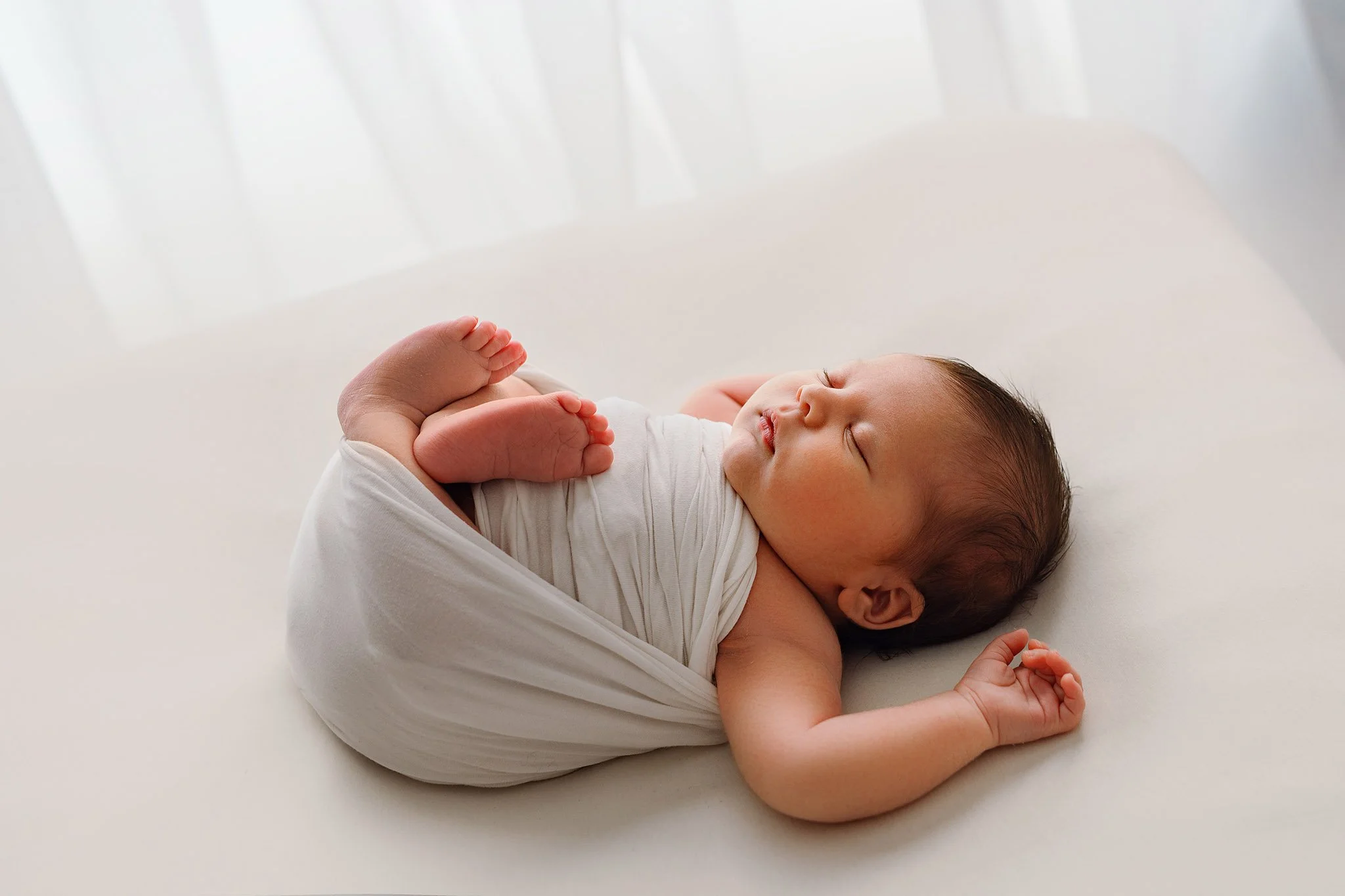 natural whites unposed newborn photography