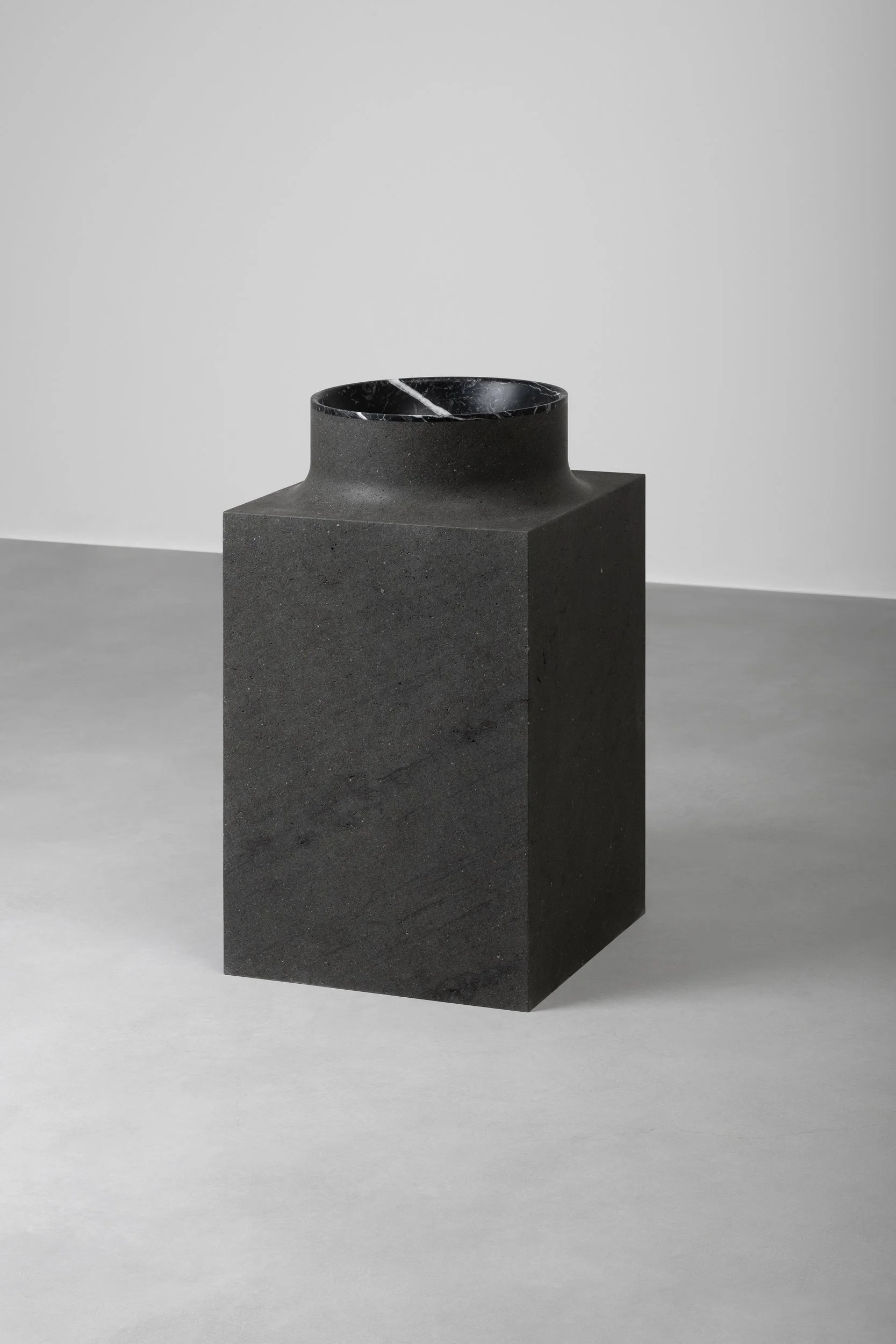 Vaselli_Lava_Square washbasin_DAD1496.jpg