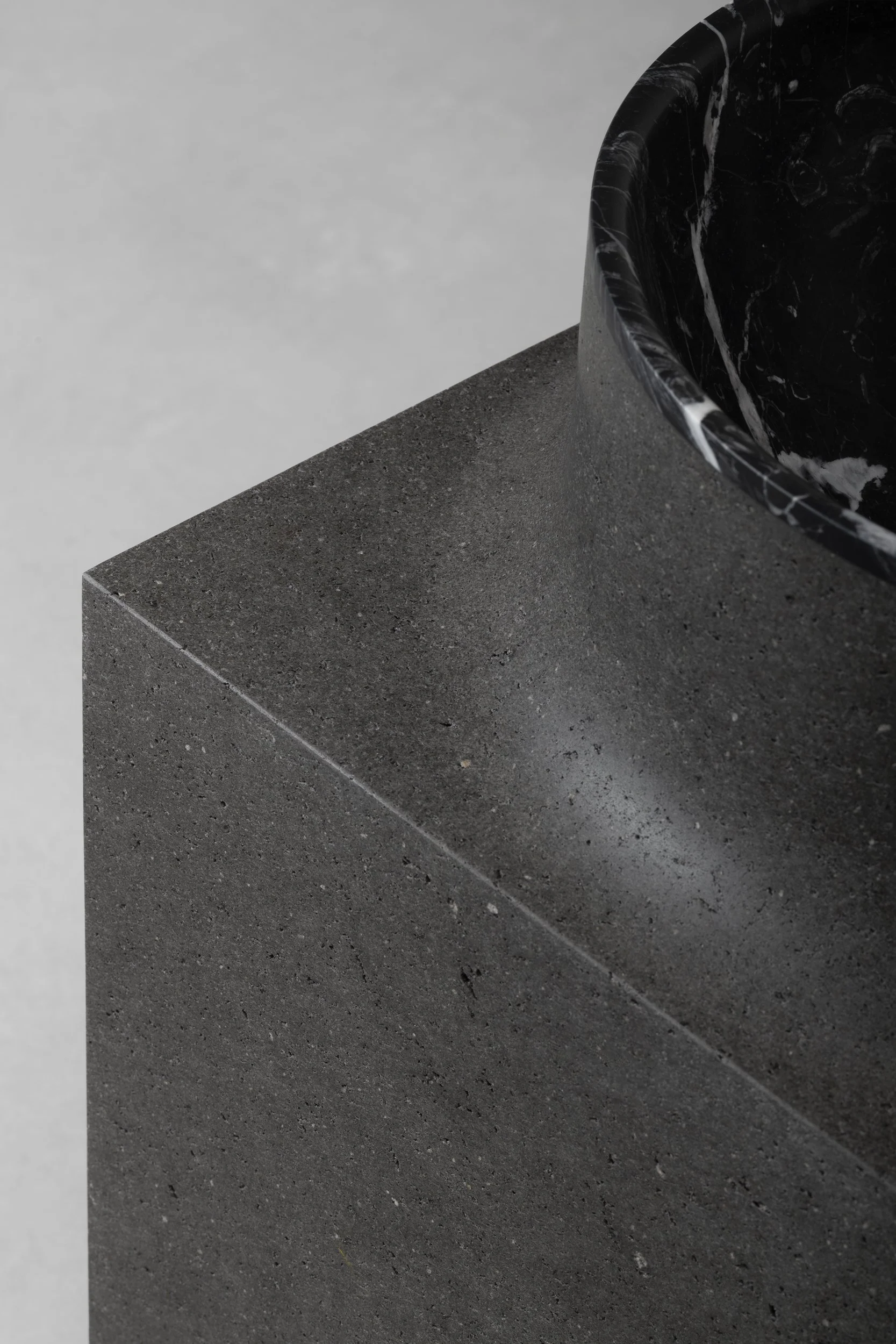 Vaselli_Lava_Square washbasin_DAD1650.jpg