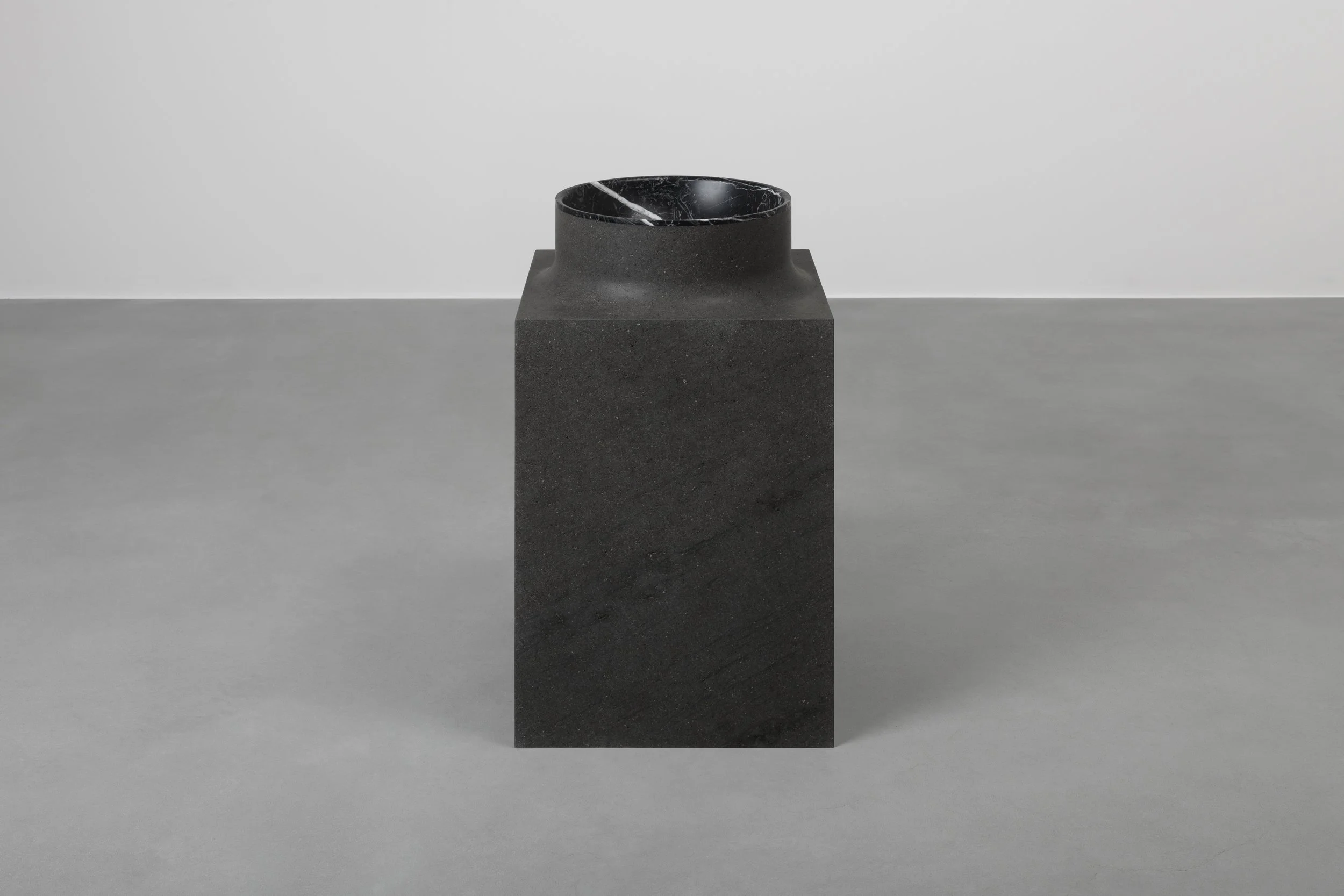 Vaselli_Lava_Square washbasin_DAD1658.jpg