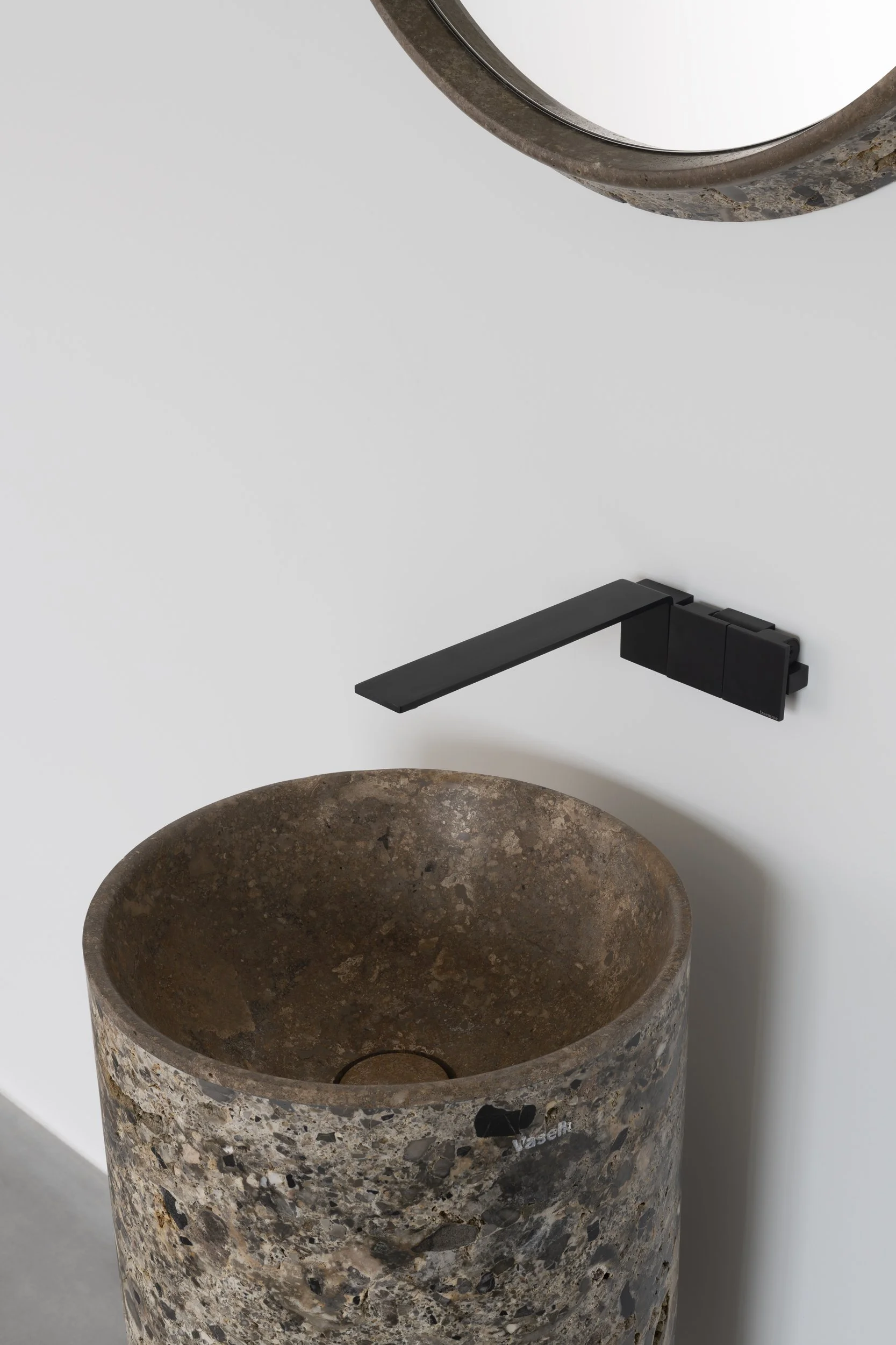 Vaselli_Lava_Round washbasin + mirror_DAD2142.jpg
