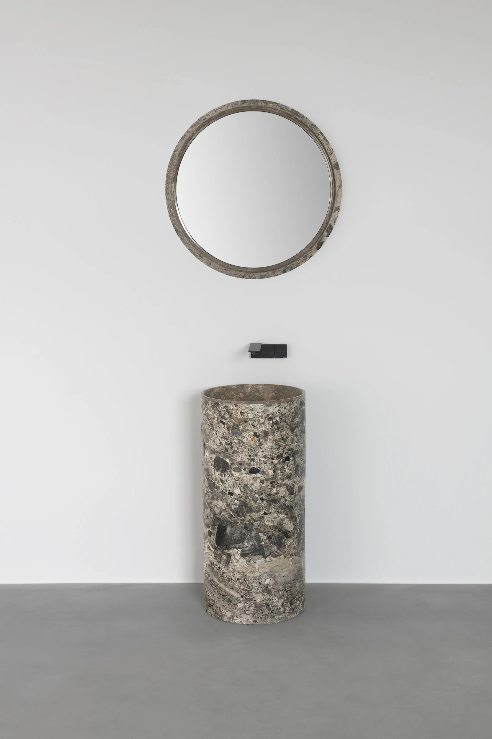 Vaselli_Lava_Round washbasin + mirror_DAD2181.jpg