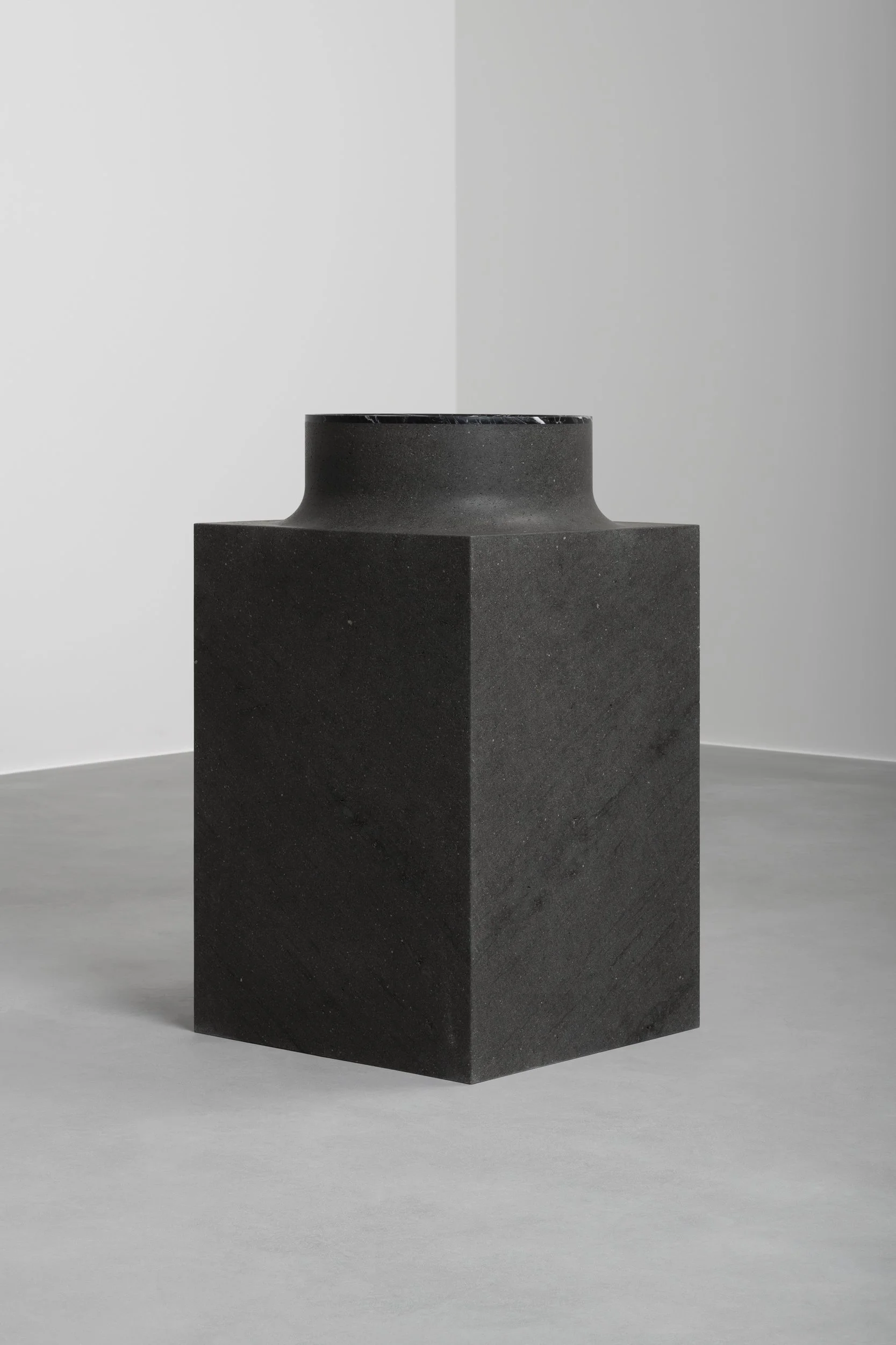 Vaselli_Lava_Square washbasin_DAD1619.jpg