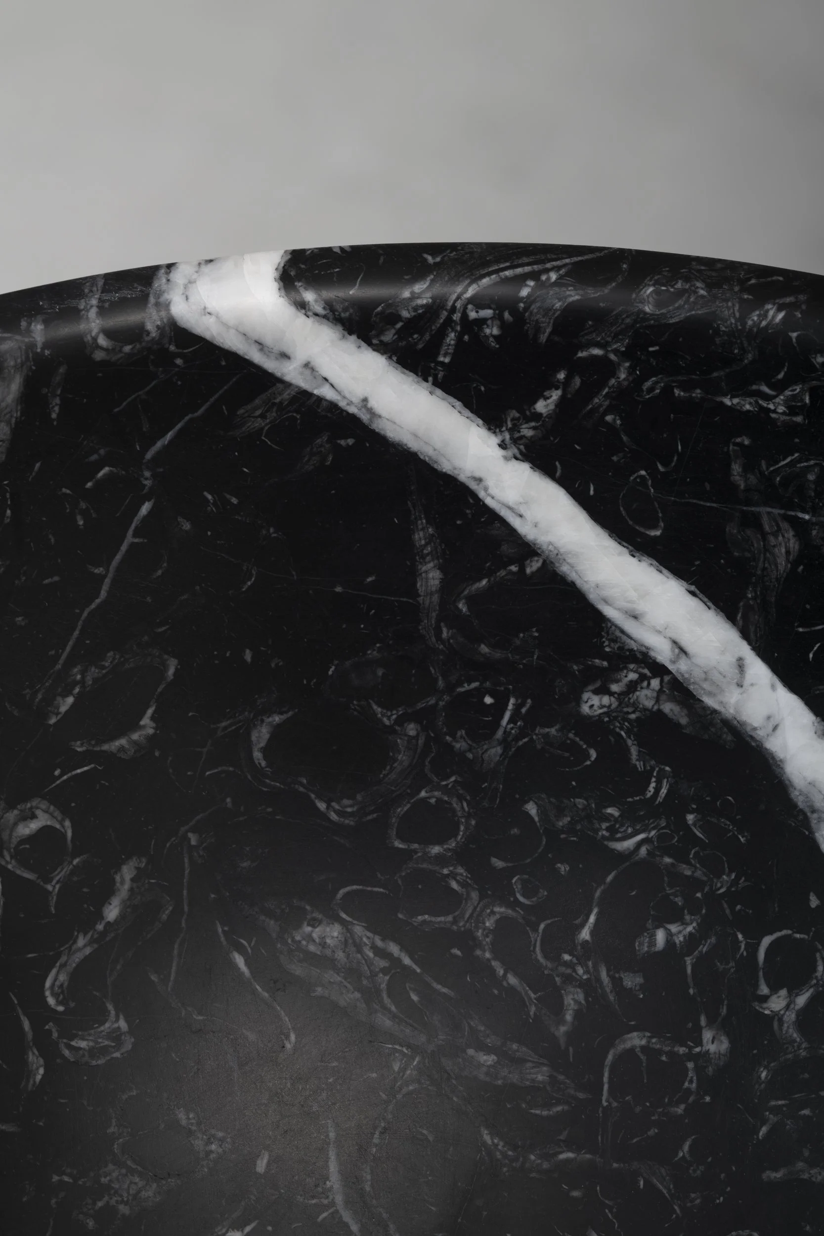 Vaselli_Lava_Square washbasin_DAD1643.jpg