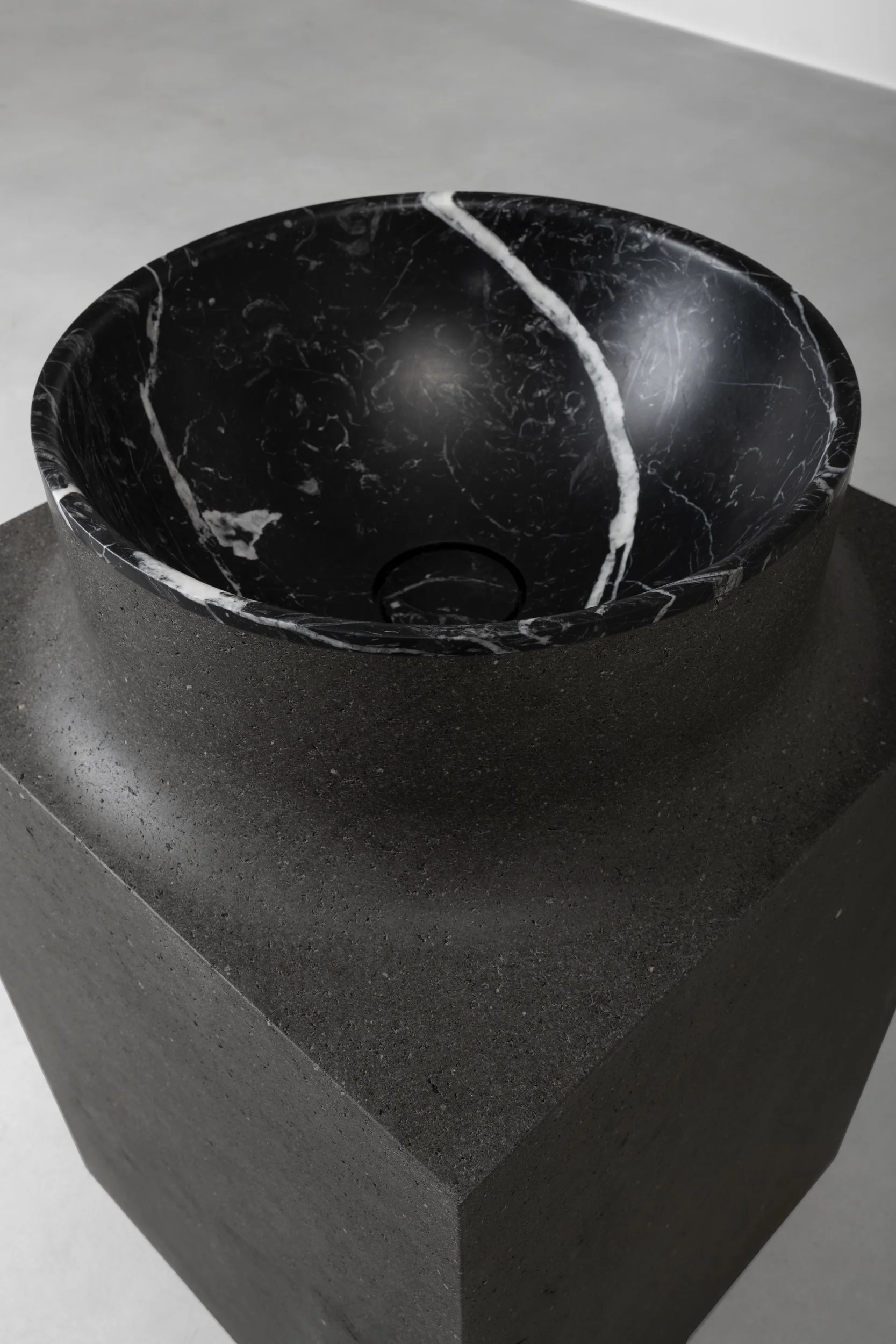 Vaselli_Lava_Square washbasin_DAD1628.jpg