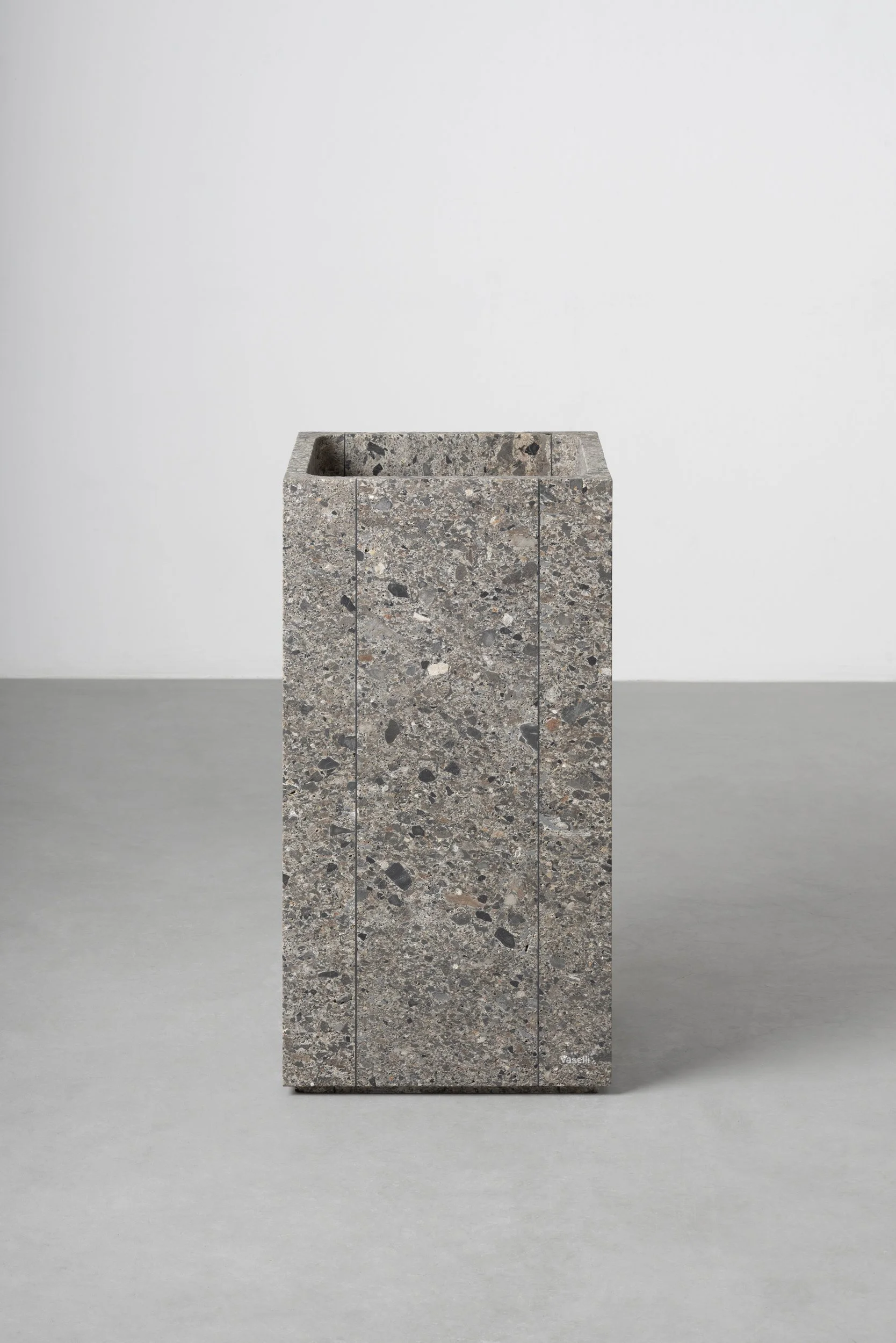 Vaselli_Fidia feestanding washbasin_Pietra da Torre_DAD2765.jpg