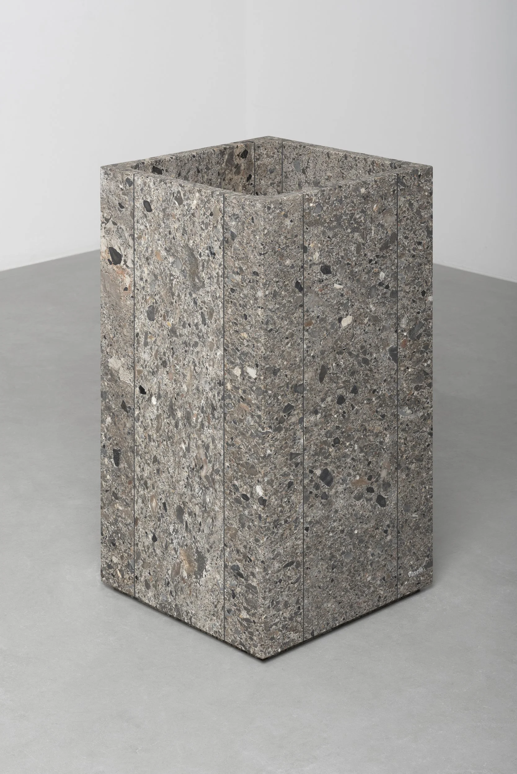 Vaselli_Fidia feestanding washbasin_Pietra da Torre_DAD2767.jpg