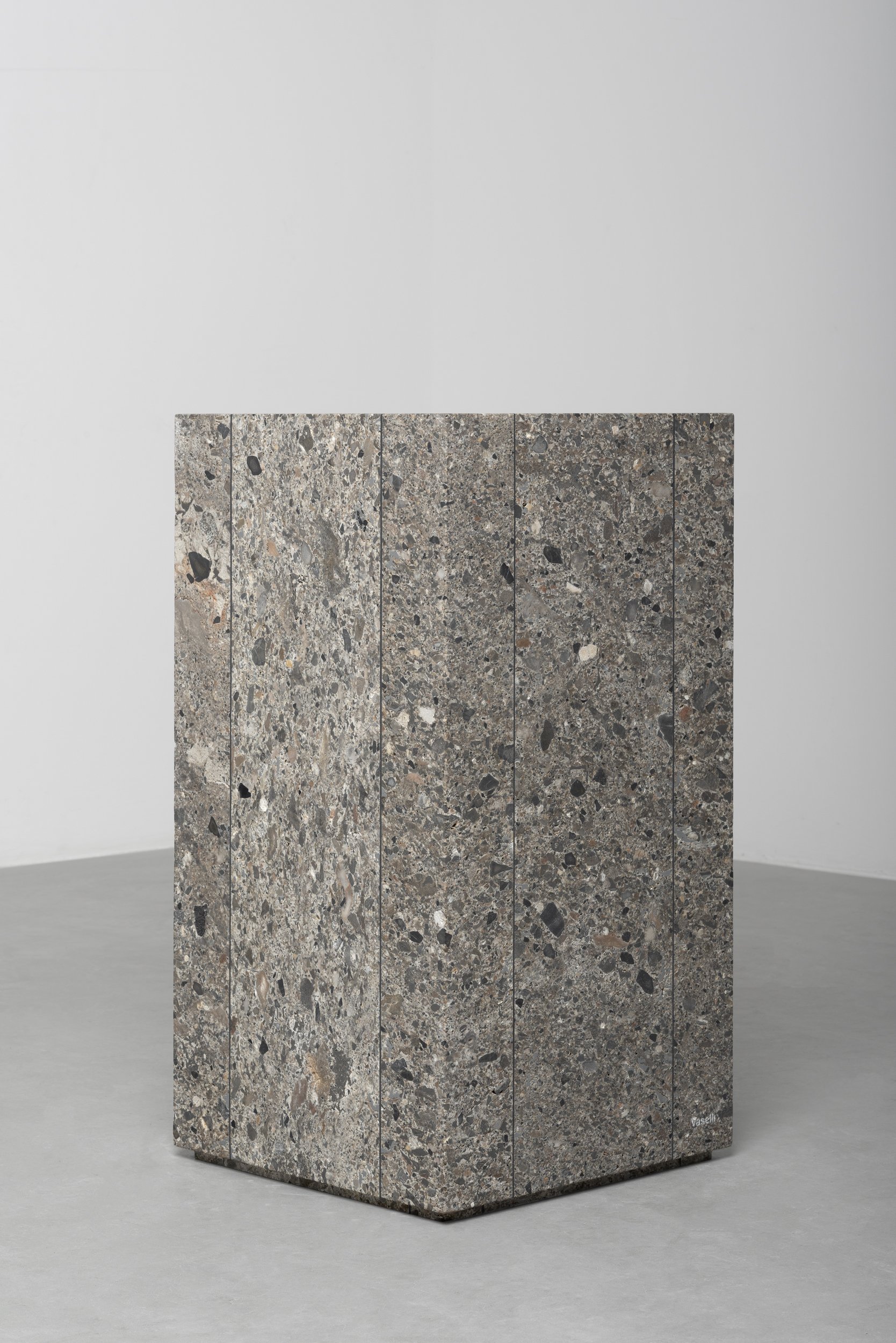 Vaselli_Fidia feestanding washbasin_Pietra da Torre_DAD2770.jpg