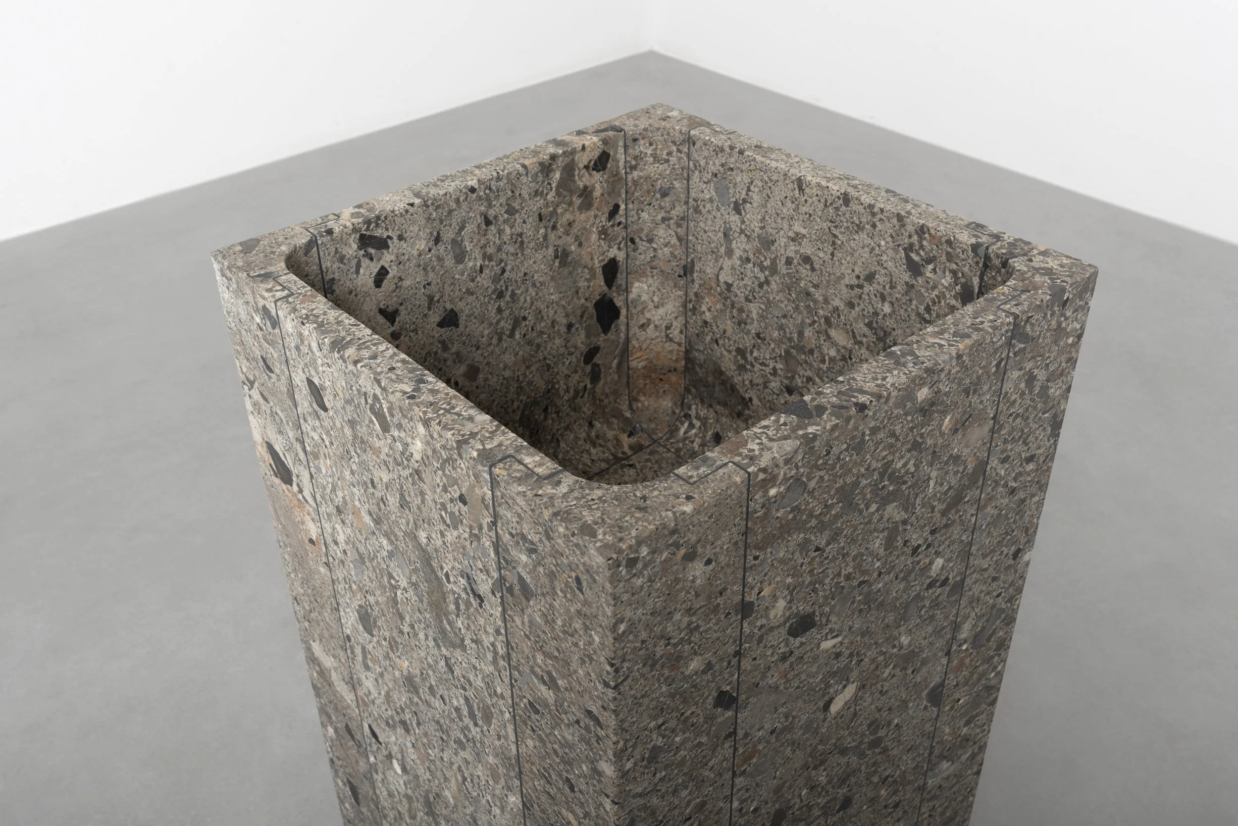 Vaselli_Fidia feestanding washbasin_Pietra da Torre_DAD2773.jpg
