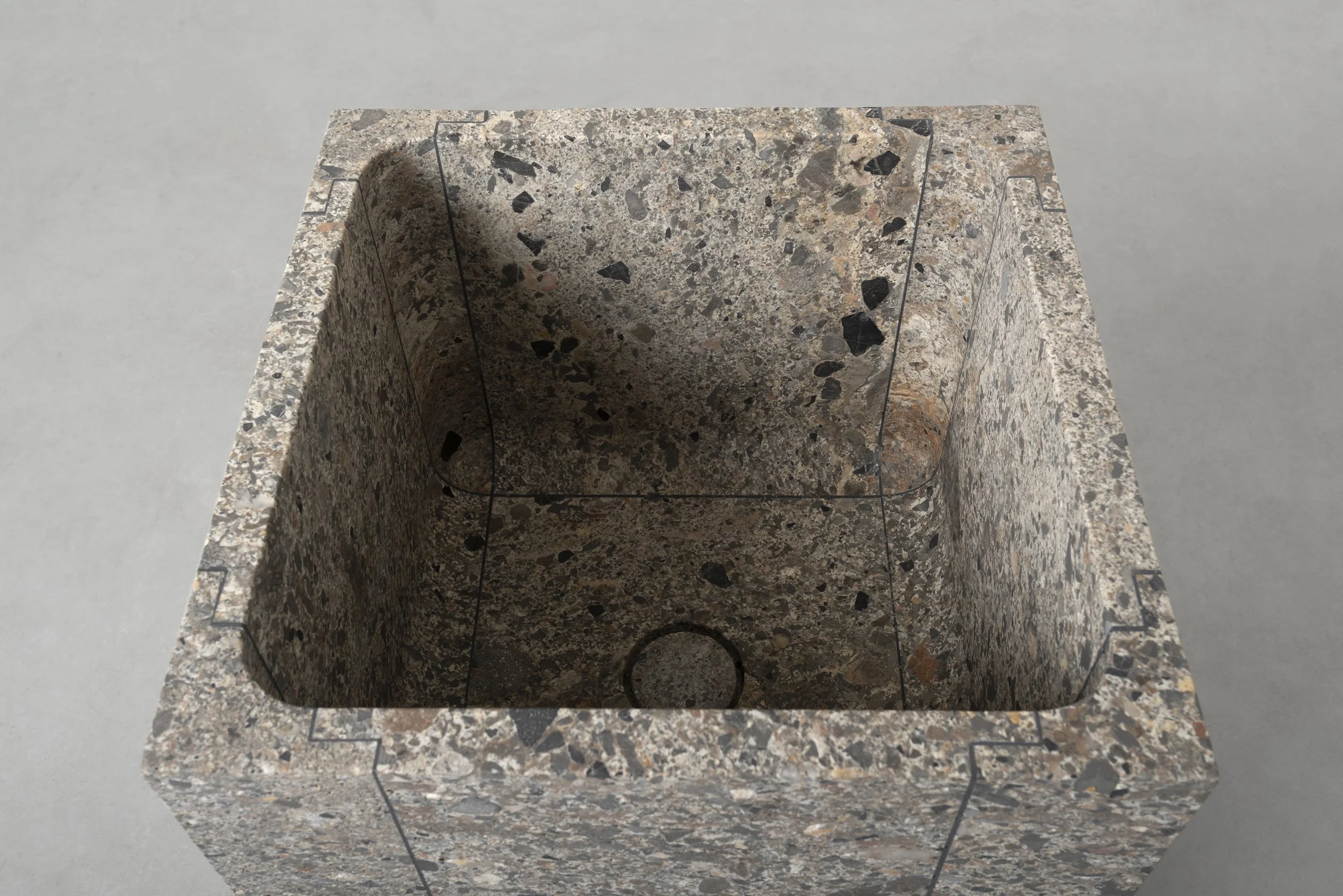 Vaselli_Fidia feestanding washbasin_Pietra da Torre_DAD2776.jpg
