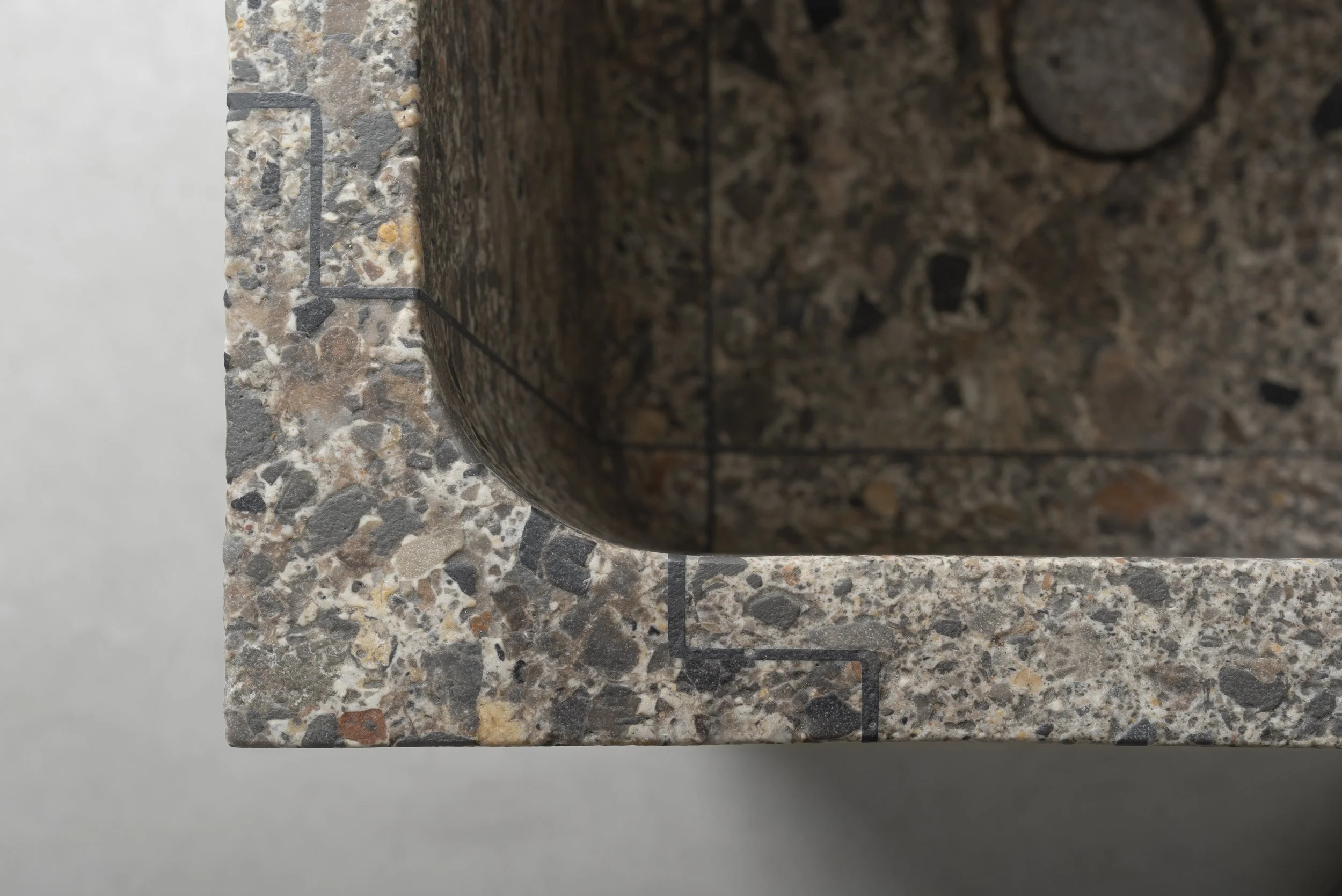 Vaselli_Fidia feestanding washbasin_Pietra da Torre_DAD2800.jpg