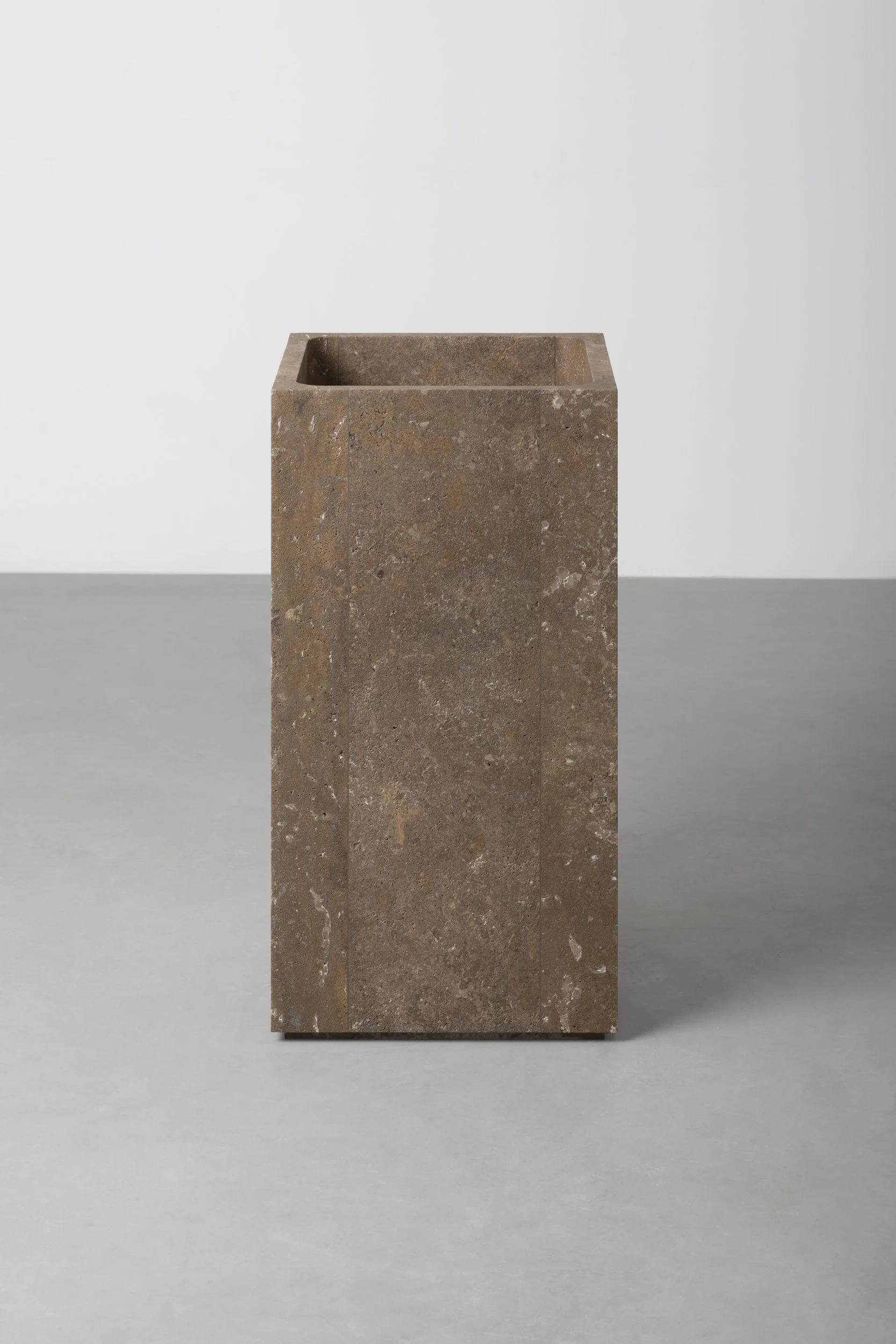Vaselli_Fidia feestanding washbasin_Noce Travertine_DAD2635.jpg