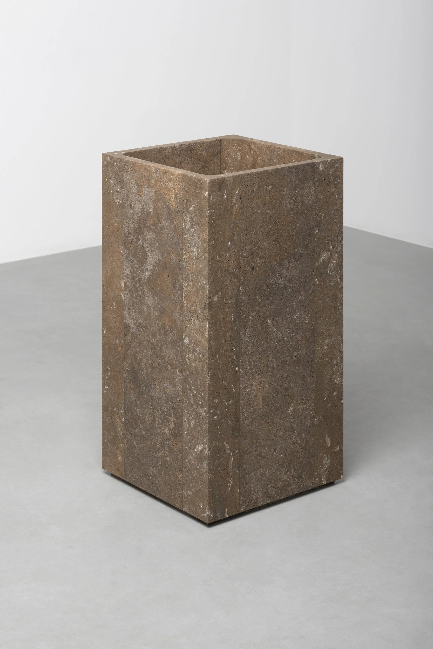 Vaselli_Fidia feestanding washbasin_Noce Travertine_DAD2637.jpg