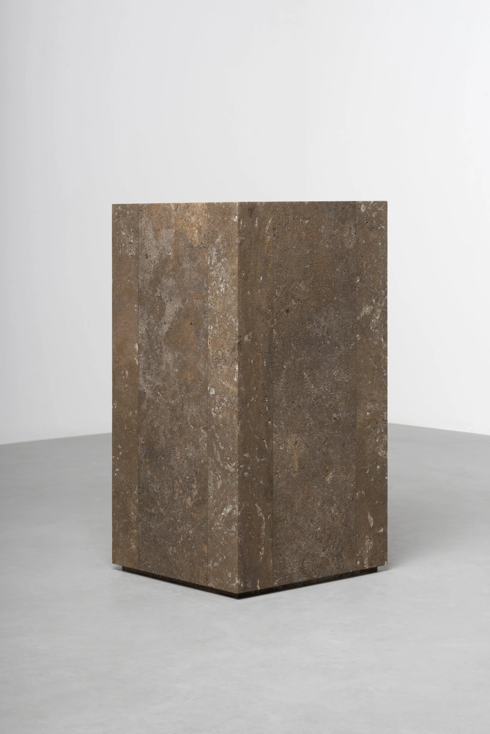 Vaselli_Fidia feestanding washbasin_Noce Travertine_DAD2639.jpg