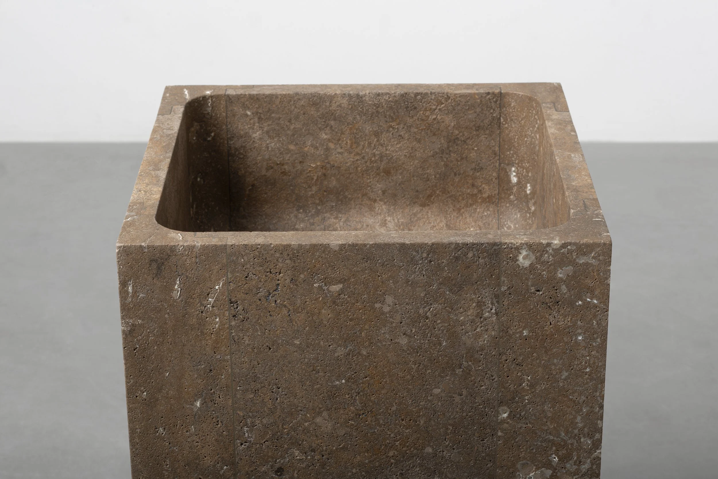 Vaselli_Fidia feestanding washbasin_Noce Travertine_DAD2642.jpg
