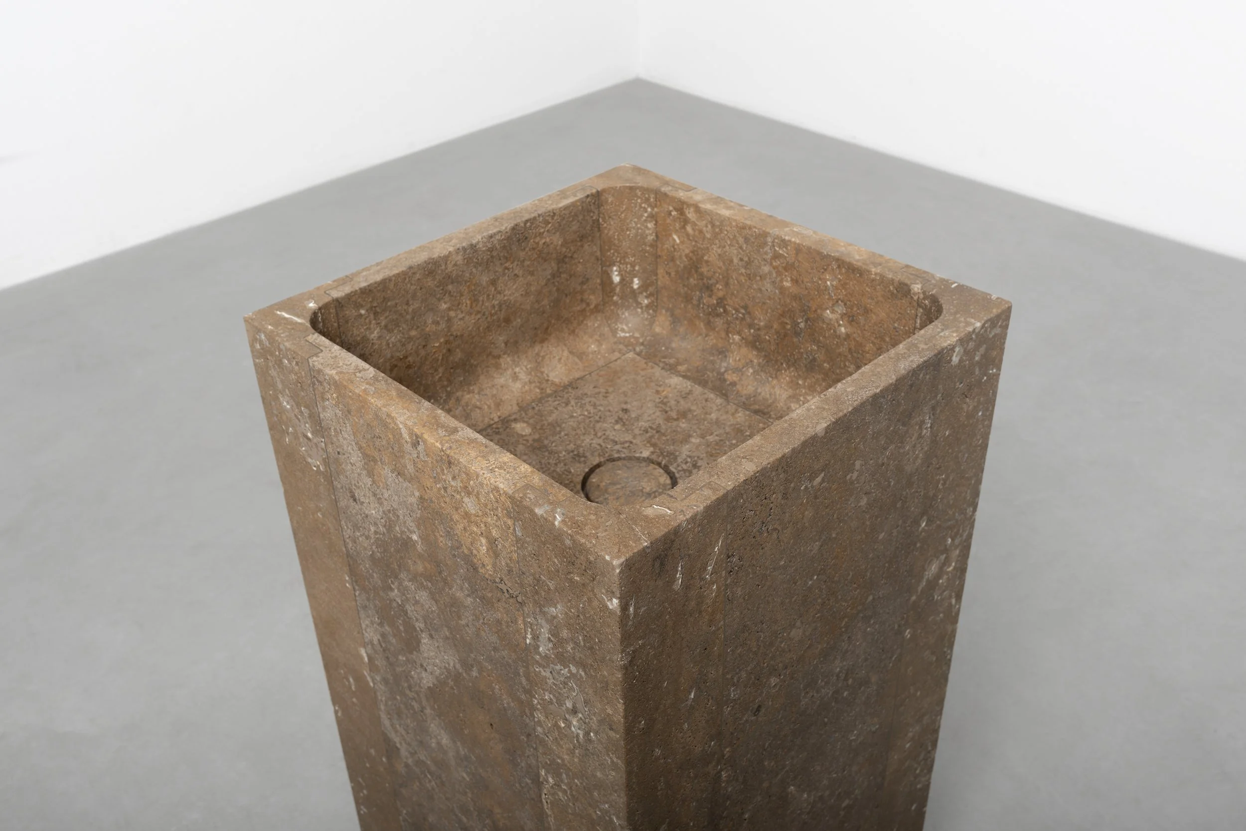 Vaselli_Fidia feestanding washbasin_Noce Travertine_DAD2643.jpg