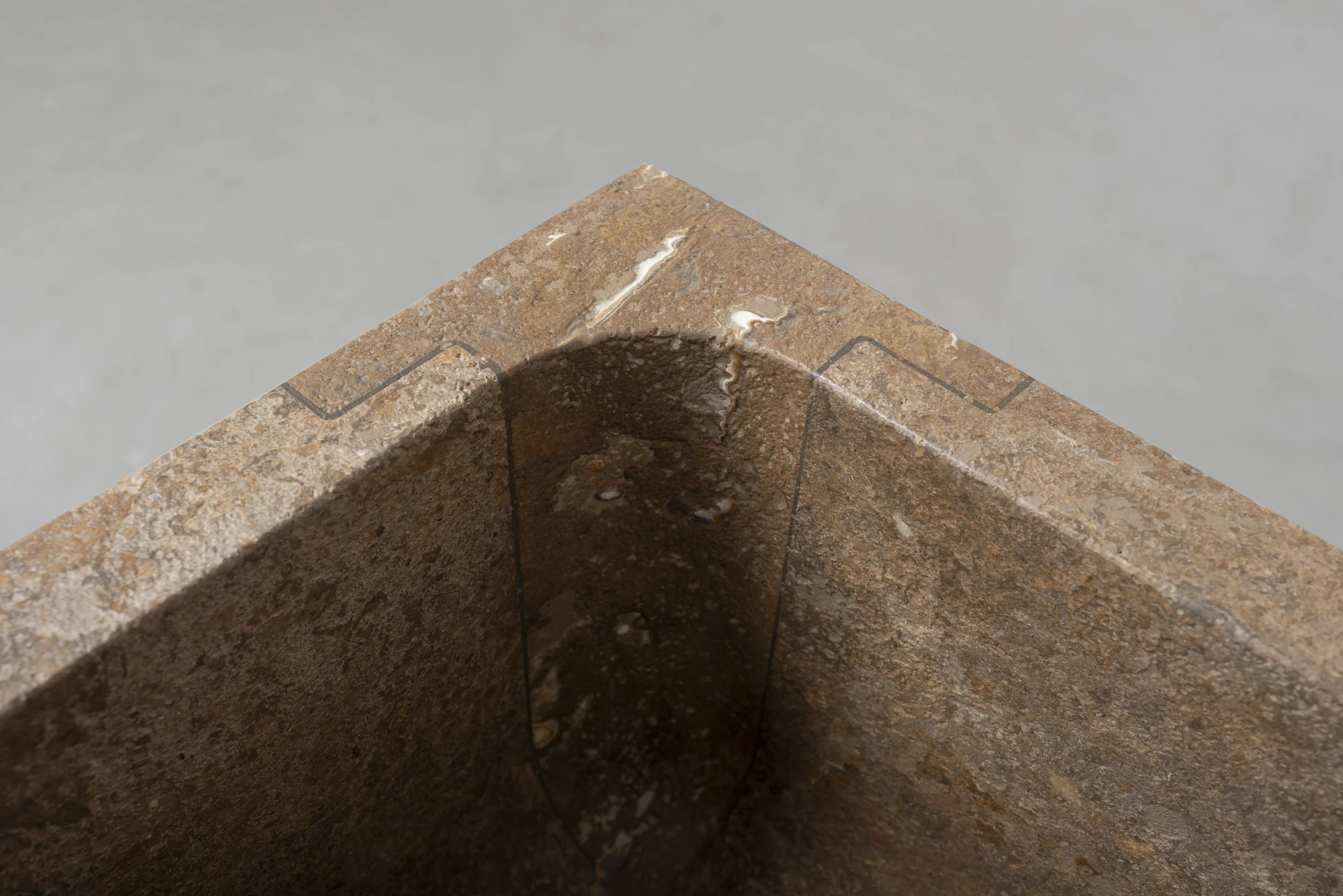 Vaselli_Fidia feestanding washbasin_Noce Travertine_DAD2647.jpg