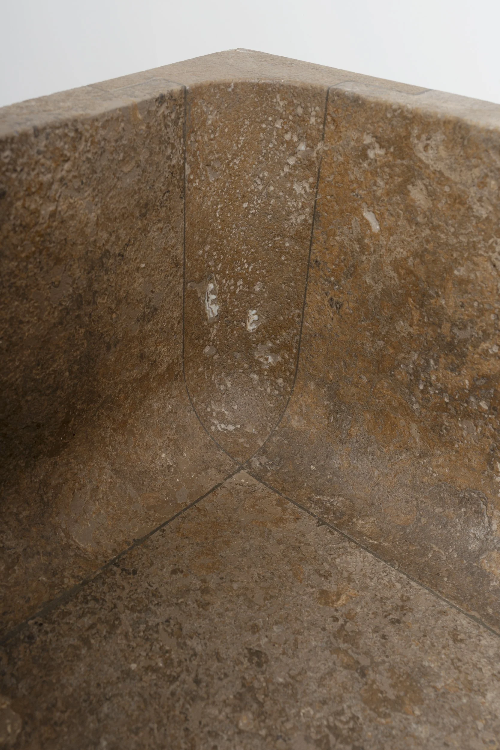 Vaselli_Fidia feestanding washbasin_Noce Travertine_DAD2653.jpg