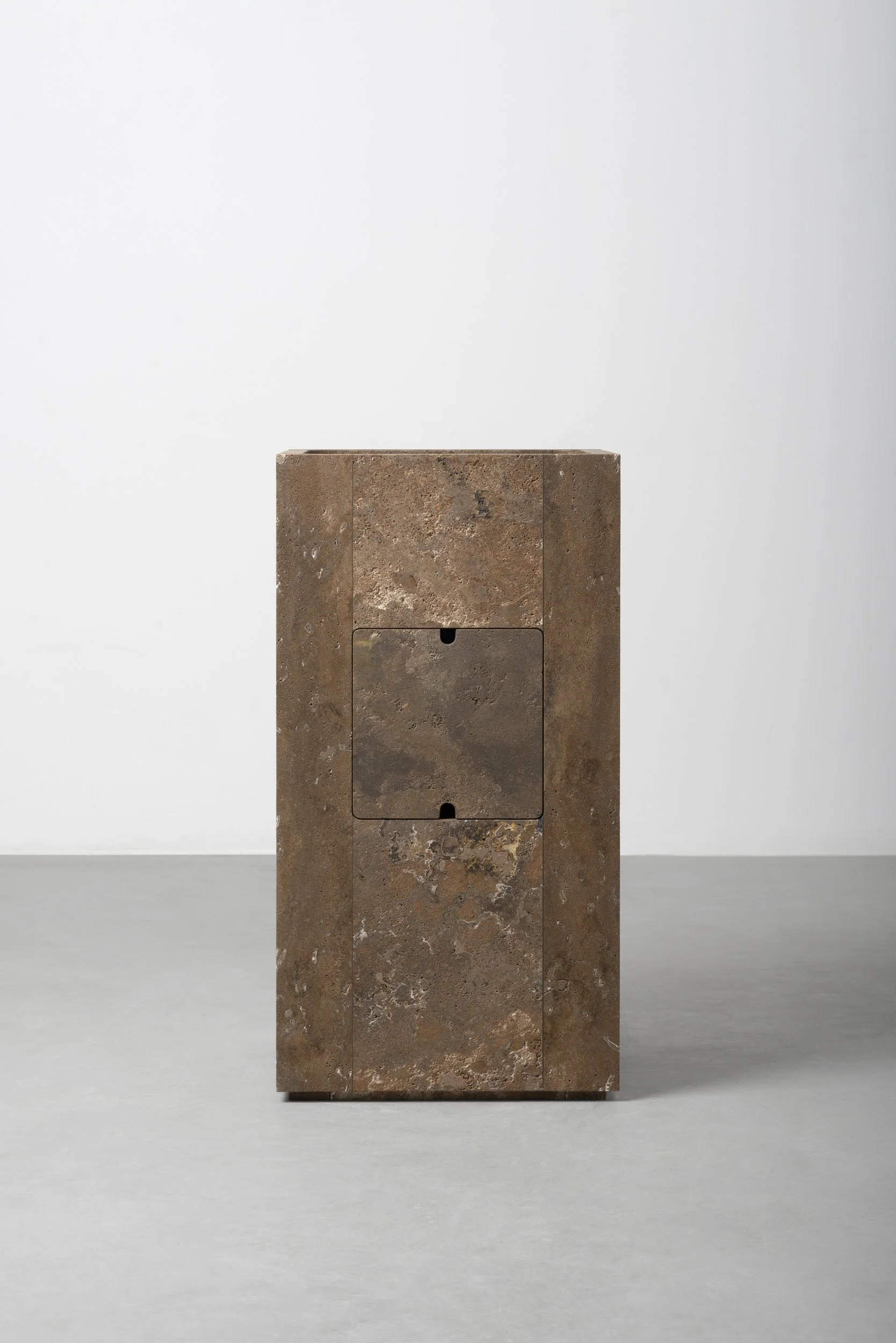 Vaselli_Fidia feestanding washbasin_Noce Travertine_DAD2662.jpg