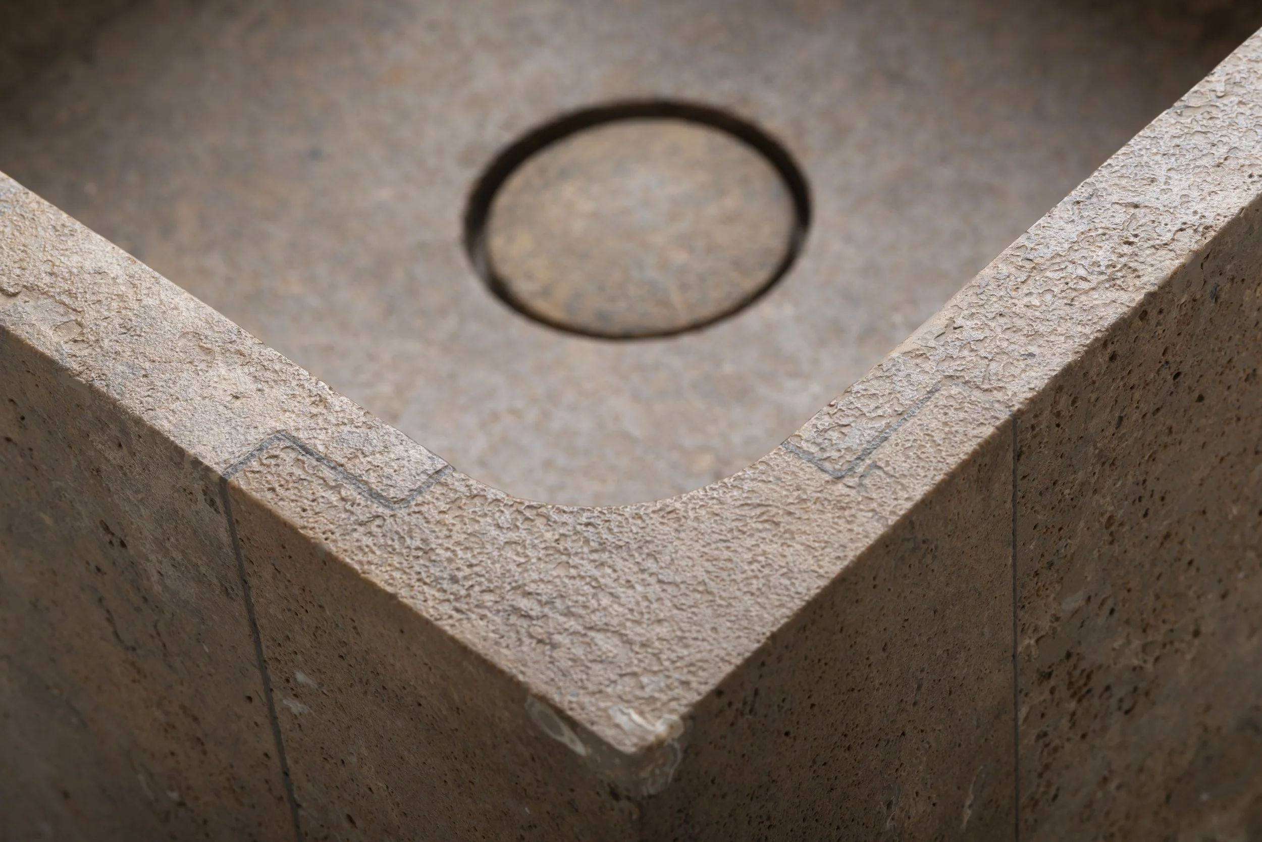 Vaselli_Fidia feestanding washbasin_Noce Travertine_DAD2659.jpg