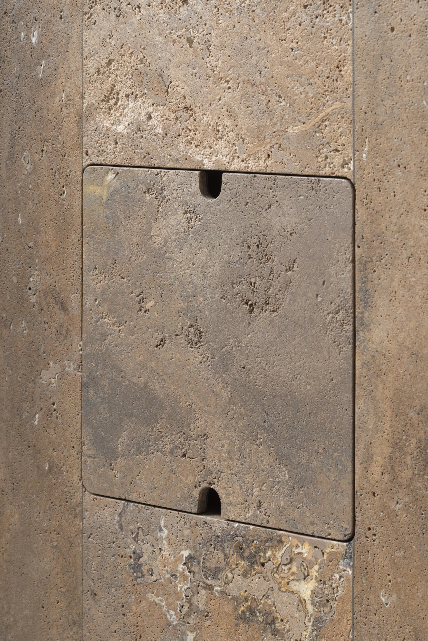 Vaselli_Fidia feestanding washbasin_Noce Travertine_DAD2668.jpg