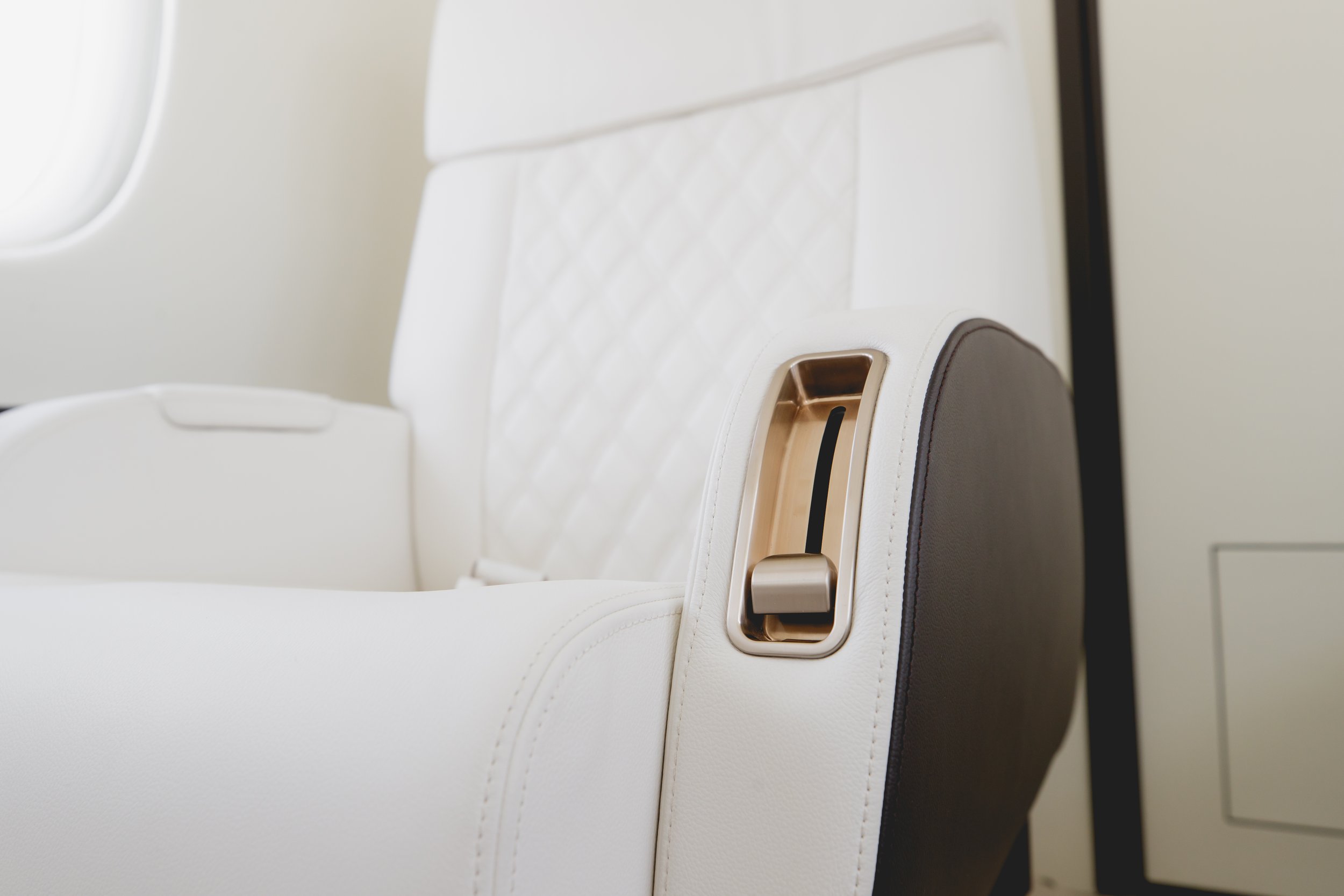 Falcon7x_Aft Cabin_Seat.jpg