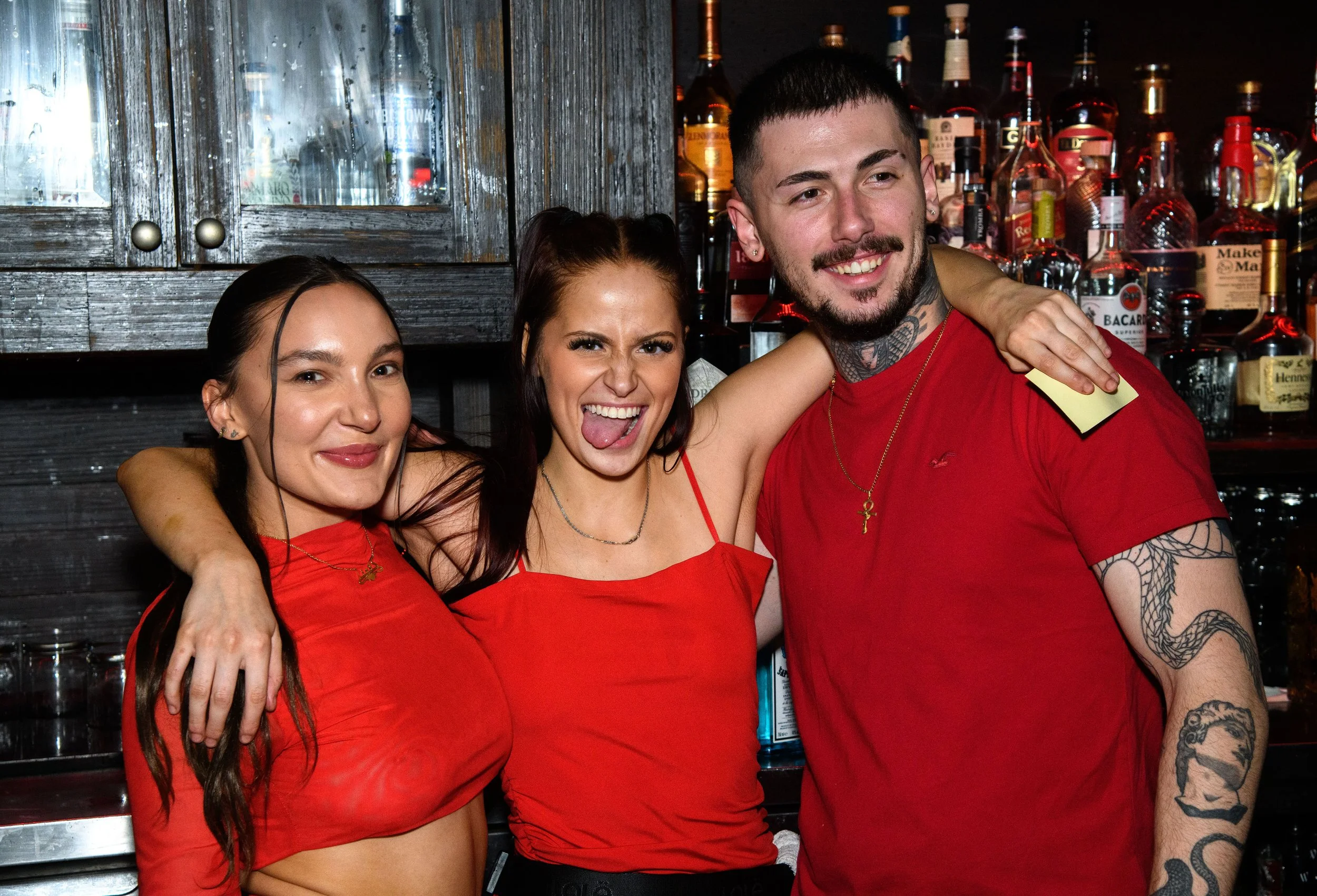 WE&rsquo;RE HIRING, TORONTO! 

Fox on John is growing the team, and we&rsquo;re looking for new faces to join us!

We&rsquo;re currently hiring hosts, servers, bartenders &amp; support staff. If you&rsquo;re outgoing, love a fast-paced atmosphere and