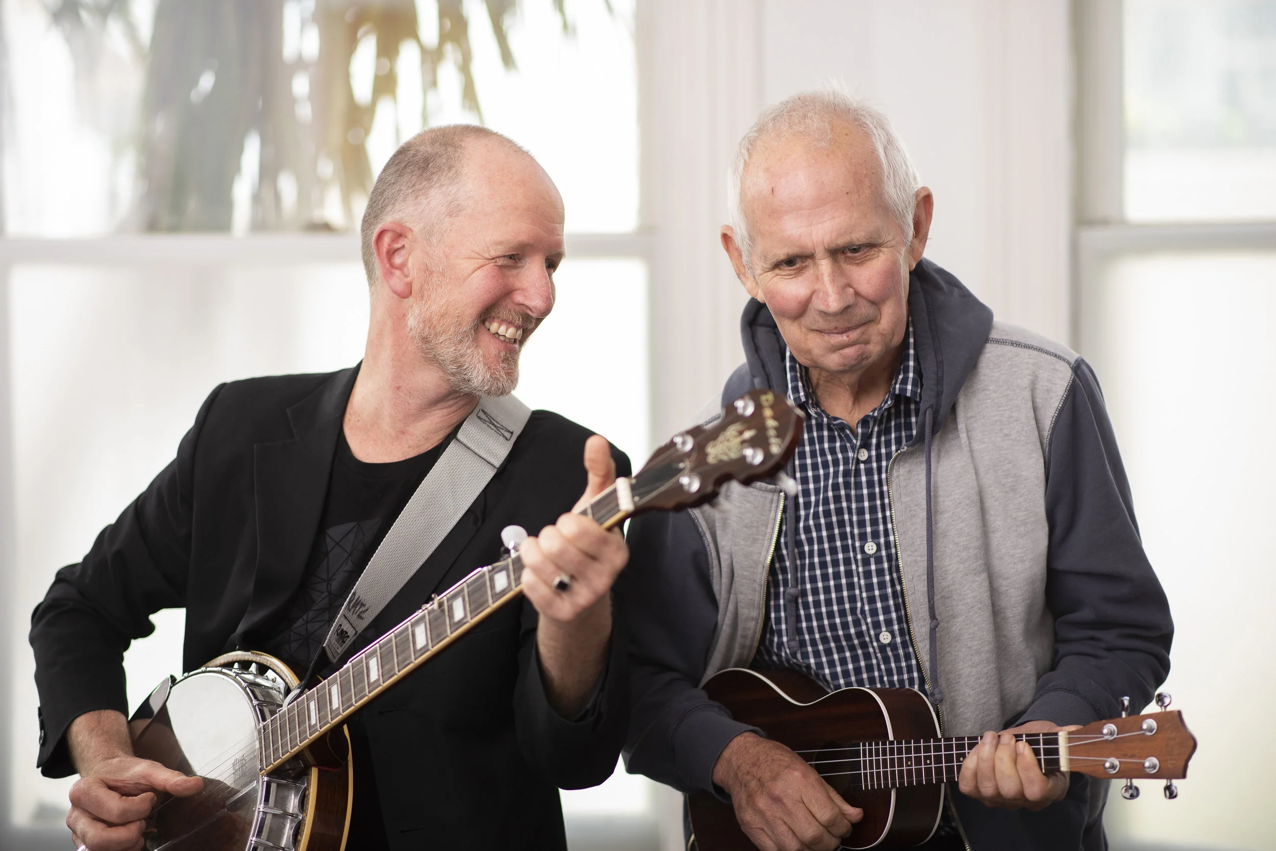 Paul Russell uke smile 2 NO LA.jpg