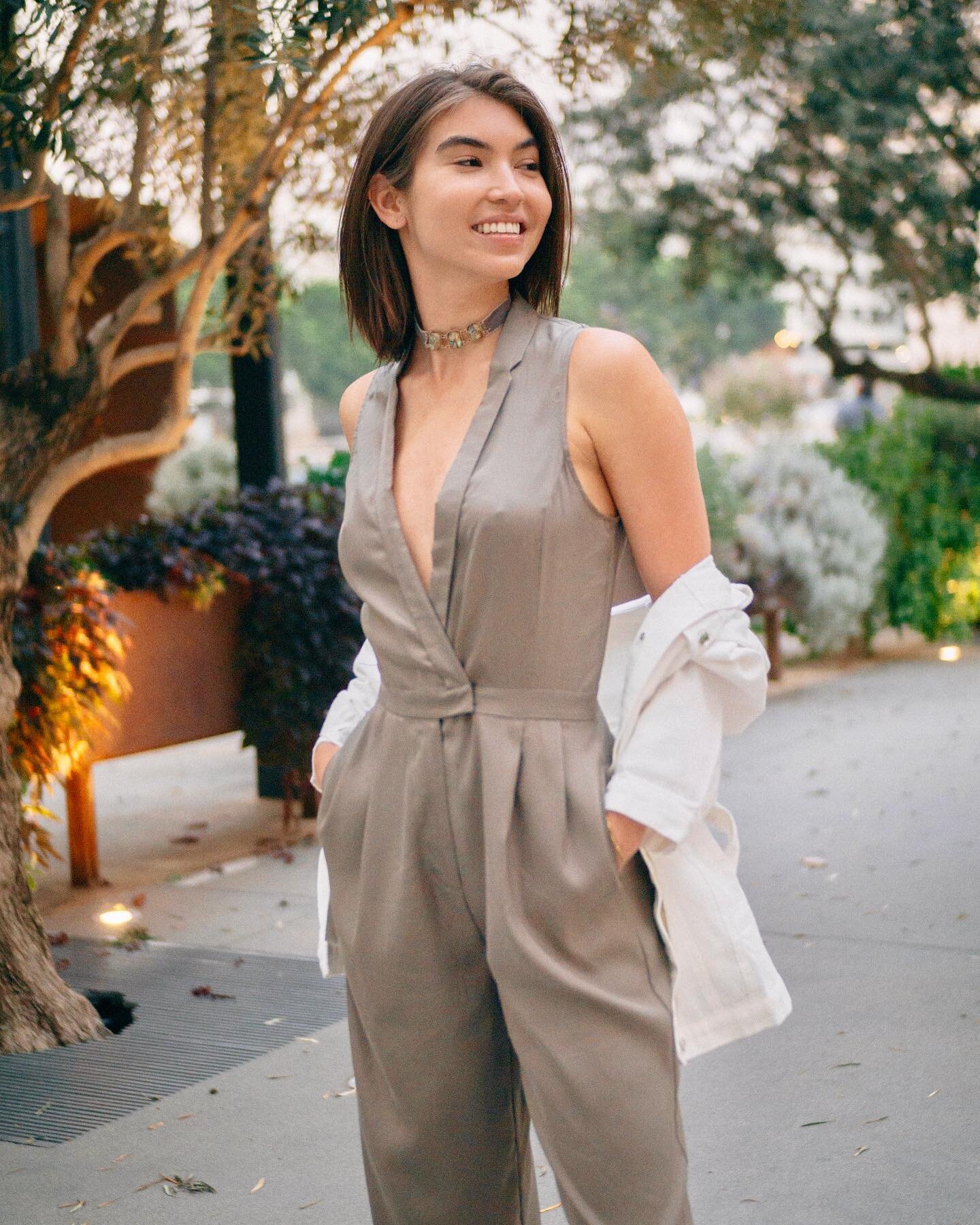 💋✨FASHION FRIDAY✨💋

This gorgeous choker is one of my favorite pieces and I will send a @starbucks gift card to anyone who can guess where it&rsquo;s from. For real. 

I absolutely LOVE a jumpsuit with booties and this combo is perfect for Los Ange