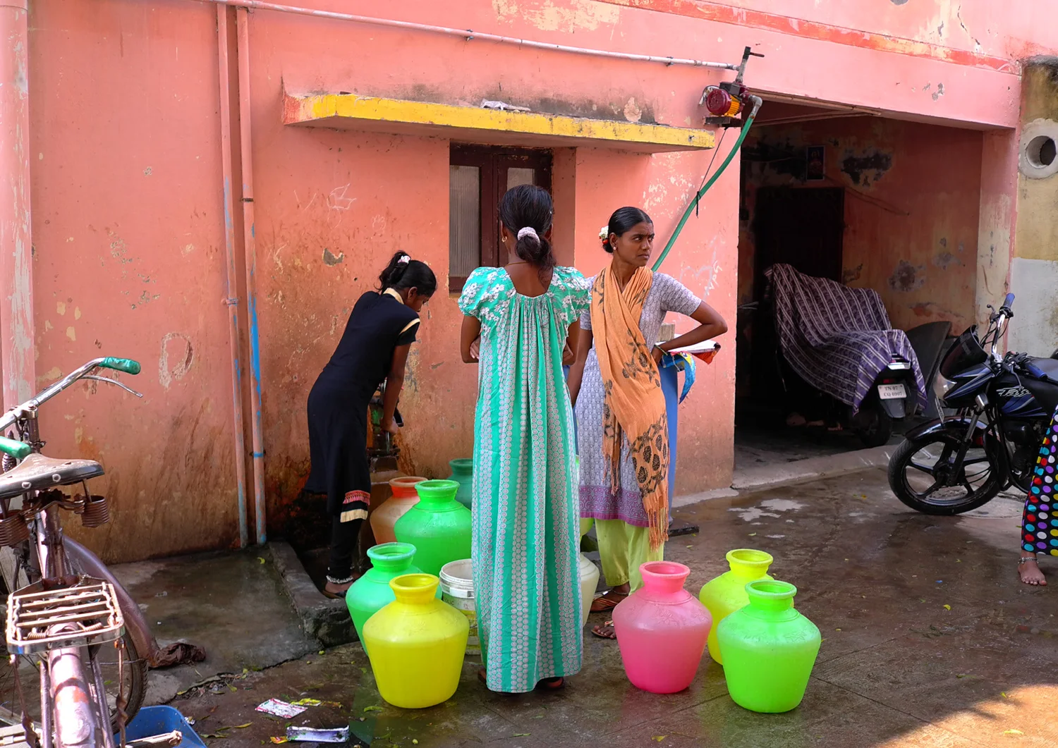 Field visit in Chitra Nagar, one of the proposed project locations of the City of 1000 Tanks ©Ooze