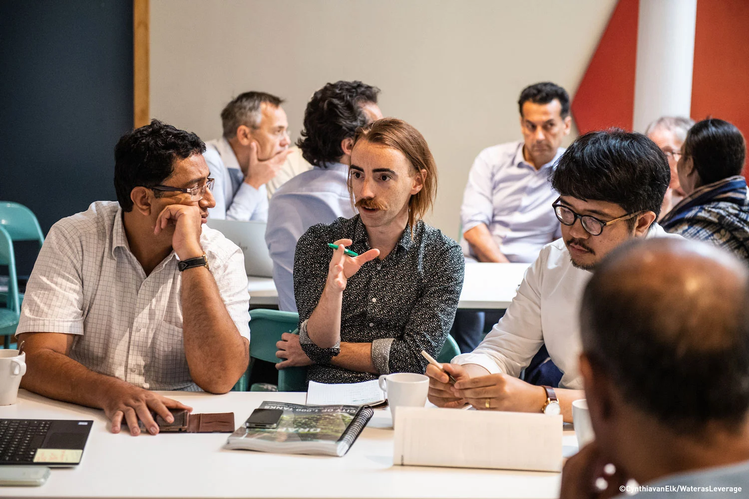 Jesse Honsa from Ooze and Sudheendra NK from Madras Terrace engage in group discussions ©CynthiavanElk/WaterasLeverage
