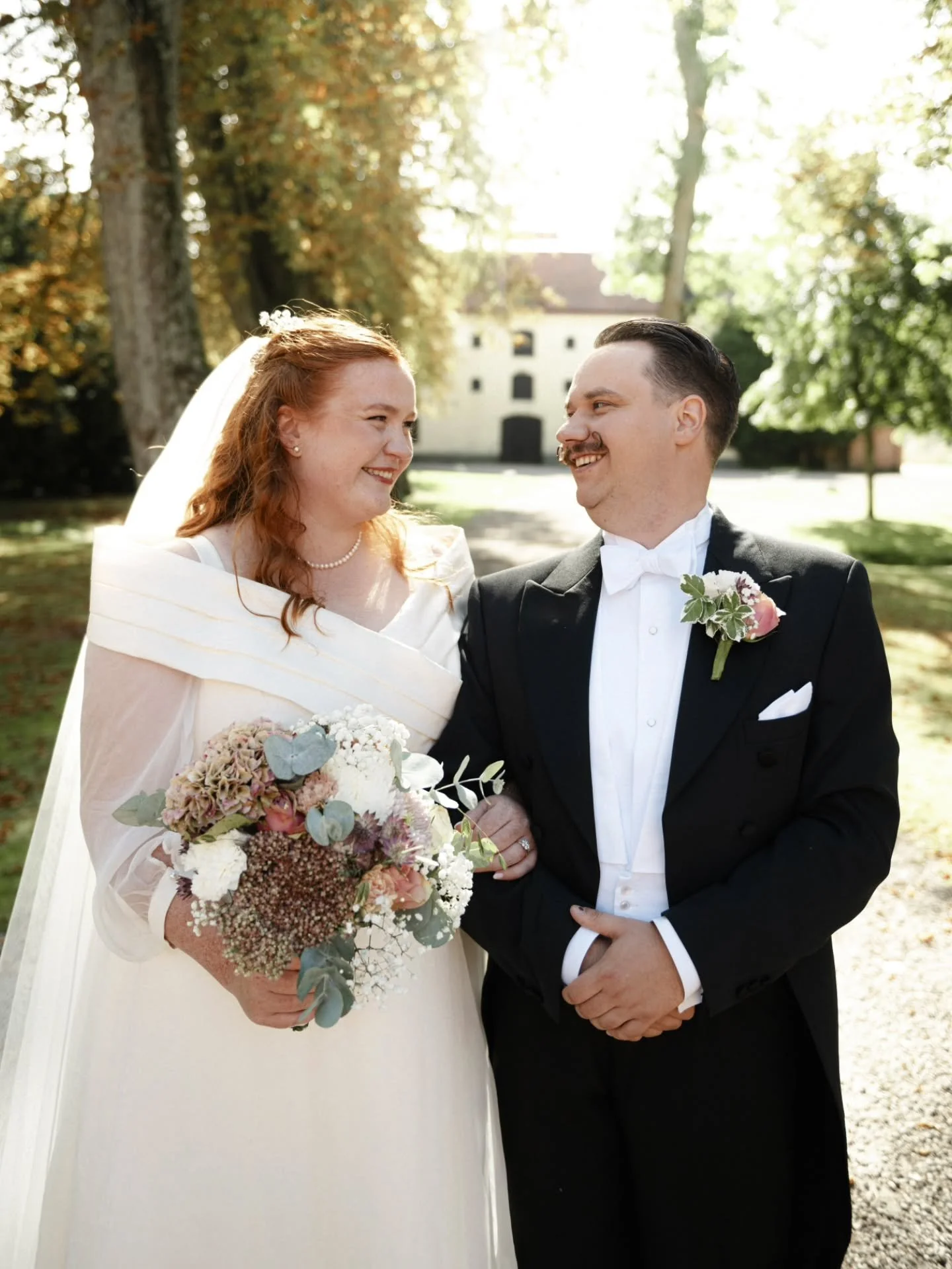 &Auml;nnu en br&ouml;llopss&auml;song slut! &Auml;ntligen! Lika roligt varje &aring;r, och lika sk&ouml;nt n&auml;r det &auml;r &ouml;ver. Allt f&auml;rdiglevererat. L&auml;ttnad. I &aring;r har varit berg- och dalbana med efterarbetet, men brudparen