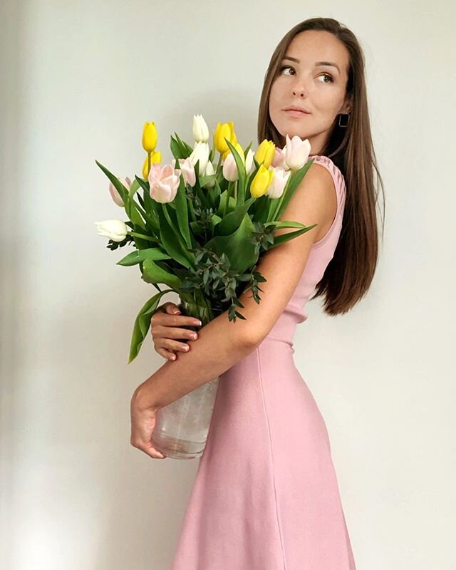 Starting out the week with a bit of spring color and positivity 💋🎀💕 #flowers #london #eveninquarantine