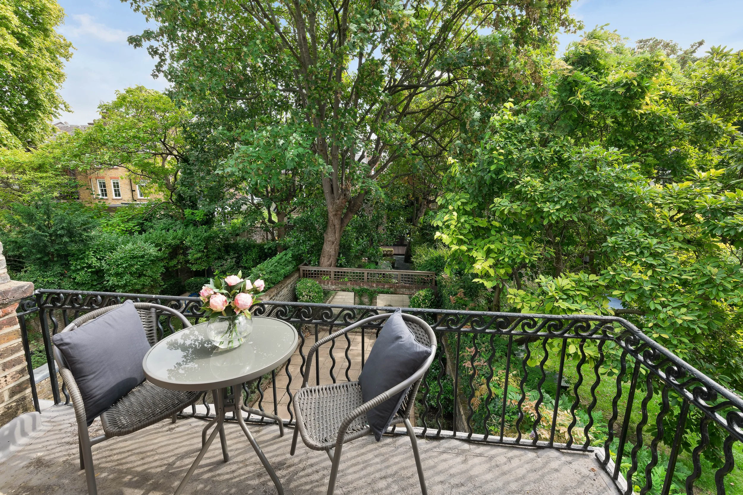 Fabulous First Floor Apartment in Elm Park Road SW3