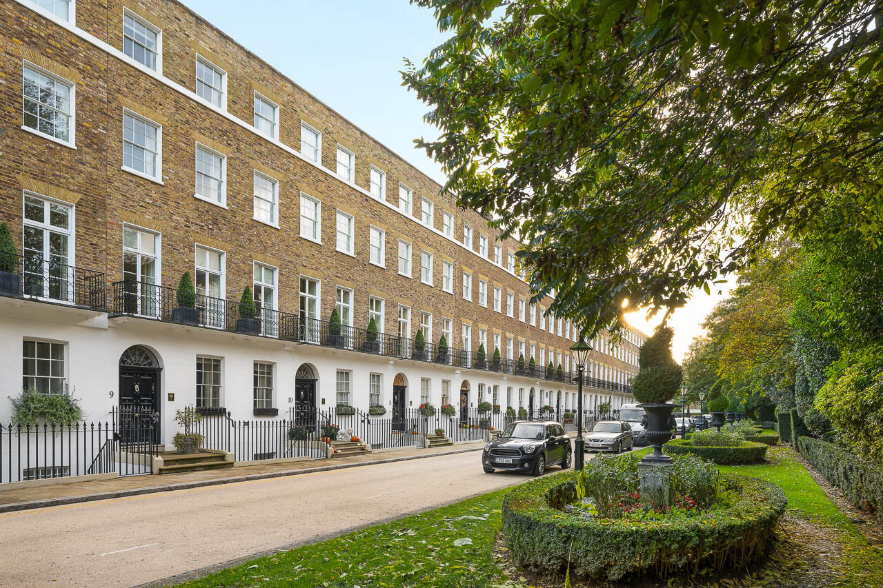 Starting the week with a spring in our step and a rare opportunity to purchase this incredible Grade II listed (yet completely rebuilt) 5 bed, 5 bath, 6 reception family home in Earls Terrace, in the heart of Kensington W8.

This is an immaculately p