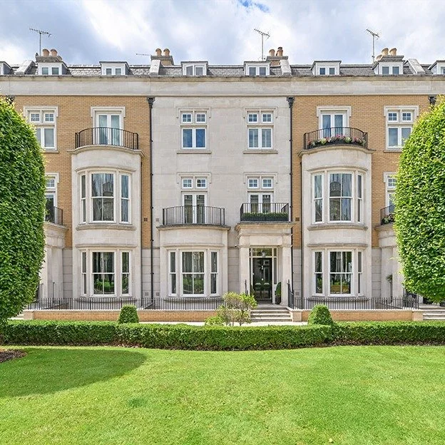 Just Listed: Wycombe Square, Kensington W8. Excited to present this spectacular 6-bedroom luxury townhouse offering the perfect balance of elegance, family comfort, and modern living.
Located in an impressive gated development, built by St James (Ber