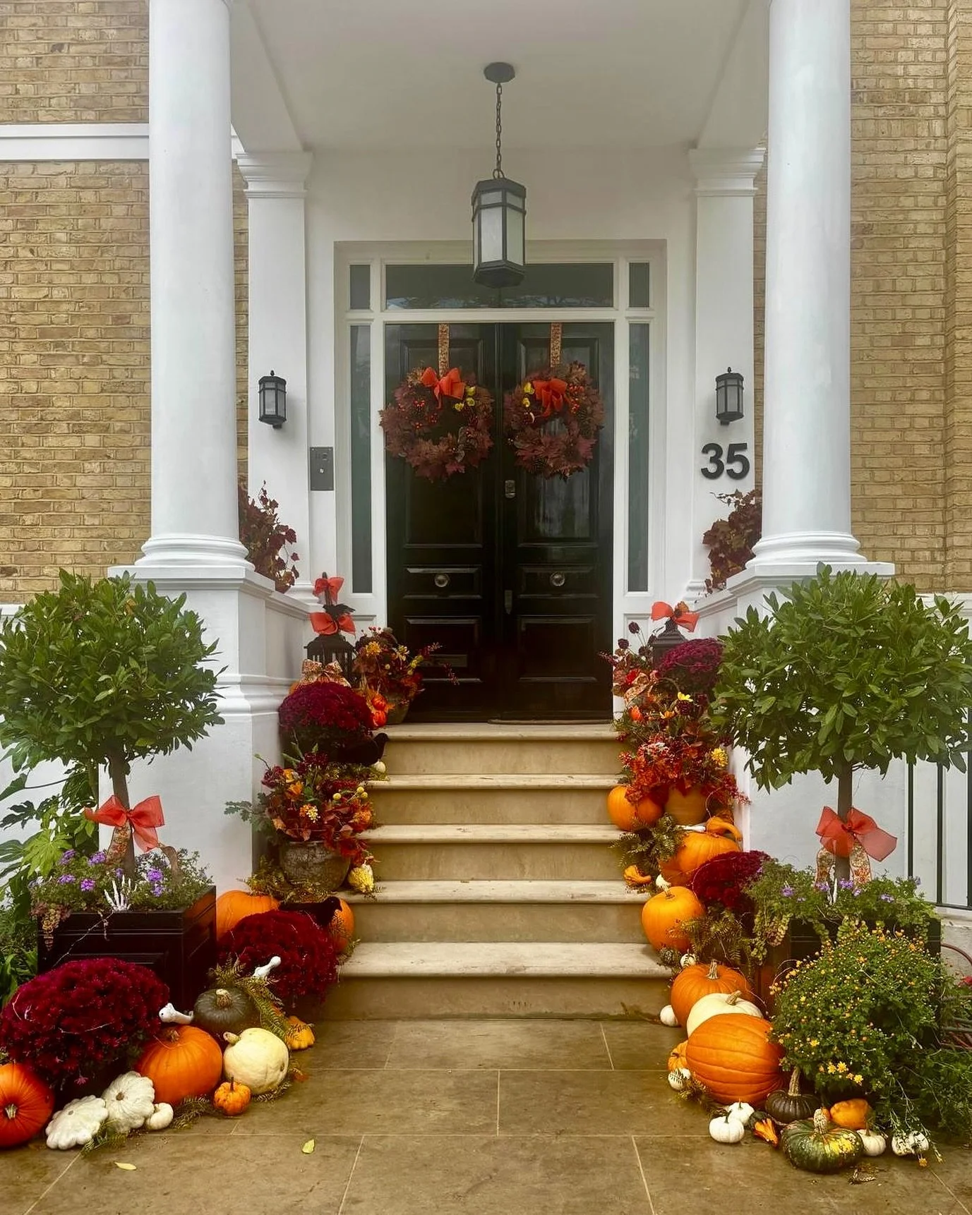 There are some fabulous autumn displays around Kensington and Chelsea at the moment. 
Love this pumpkin inspired classic adding some gorgeous autumn colours to this very impressive entrance. 
🍂 
(Halloween entrances tomorrow!)
.
.
.
#autumn #london