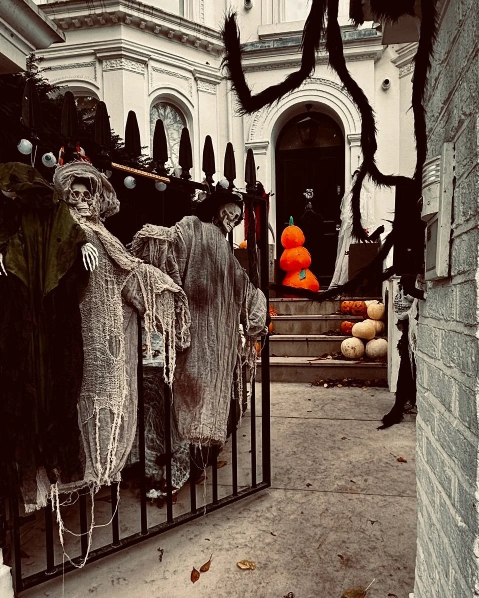 Happy Halloween everyone!
 🎃 👻 💀 
We always love seeing all the amazing Halloween displays on fabulous London houses. 
Here&rsquo;s some of our favourites from this week... 
Enjoy.
#halloween #London
