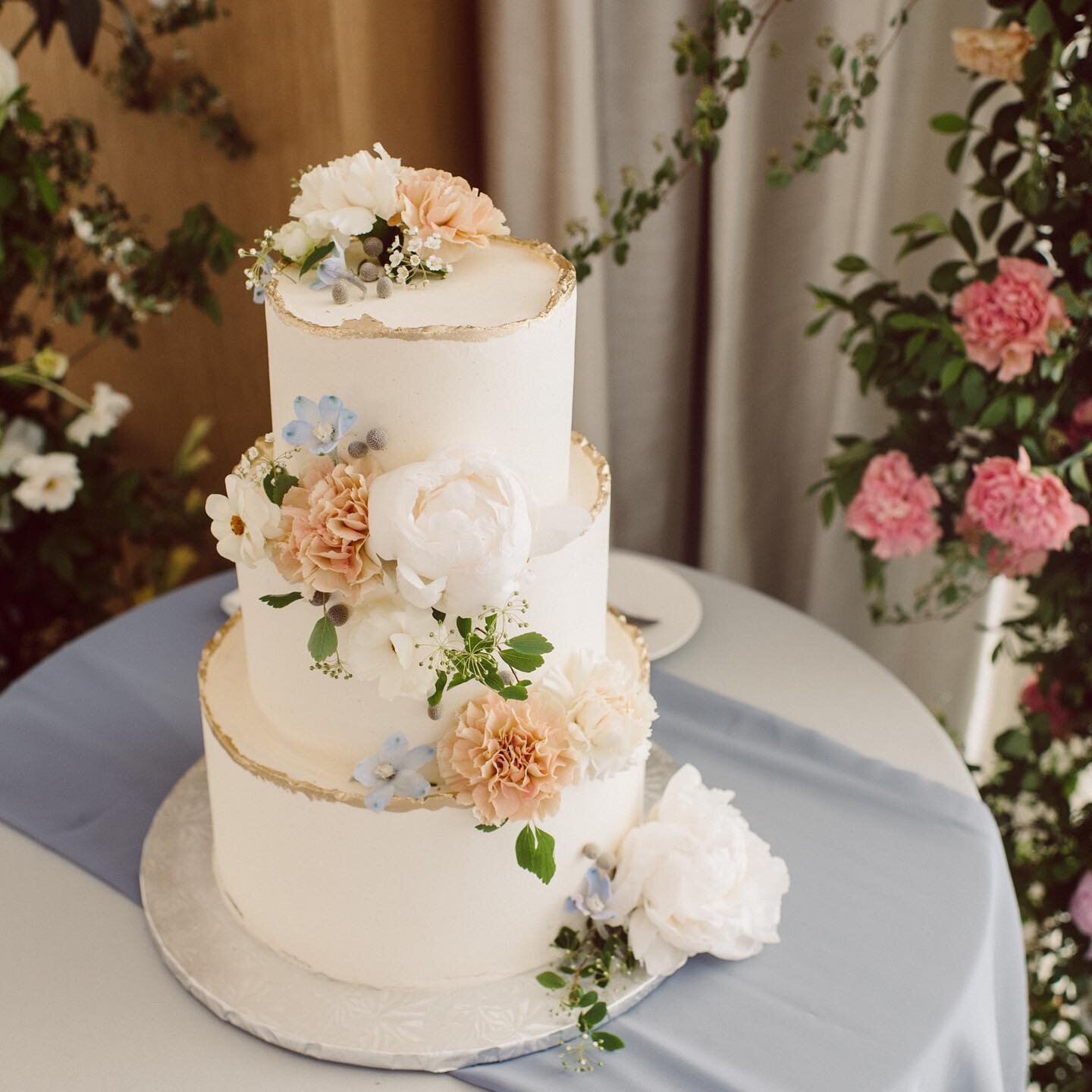 Cake flowers are the sweetest- pun intended!! Often overlooked when it comes fo managing the millions of details for your big day, styling any form of dessert remains one of my favorite floral opportunities 🍰🧁🍨@heykaris on the photo. 
.
.
.
.
.
#c
