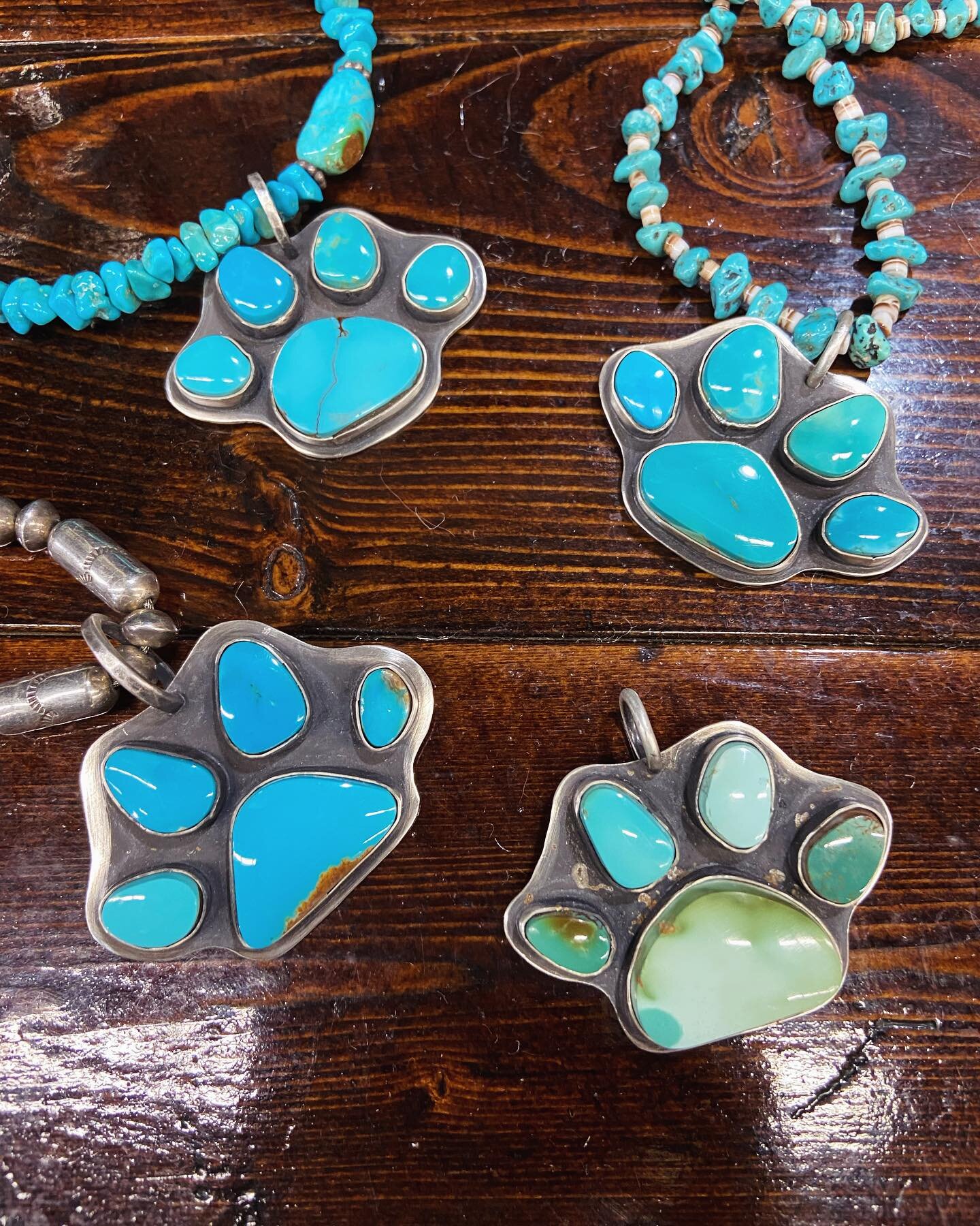 Turquoise and sterling silver dog paw pendants available here at the Fort Worth Kennel Club dog show at Will Rogers. Grab yours before they run away🐾
#bhdjewelry #bunkhousedesignsjewelry #lizbell