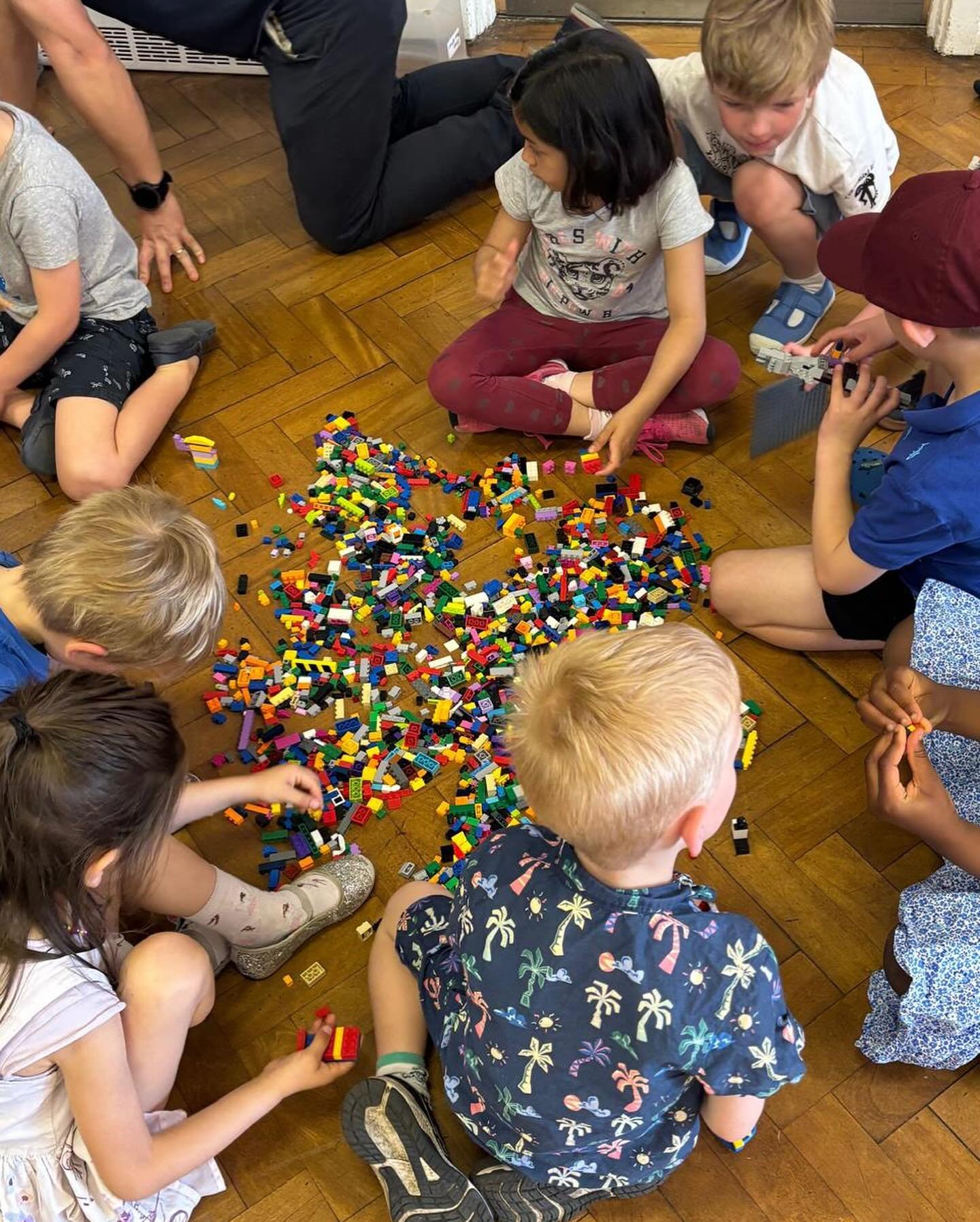 We had a fab time at Toolbox last Sunday, looking at what it means to worship God with our whole lives. The kids even made some cool guitars. Really looking forward to seeing you all this s Sunday at 10:30am!
#church #familychurch #kidsworship #famil