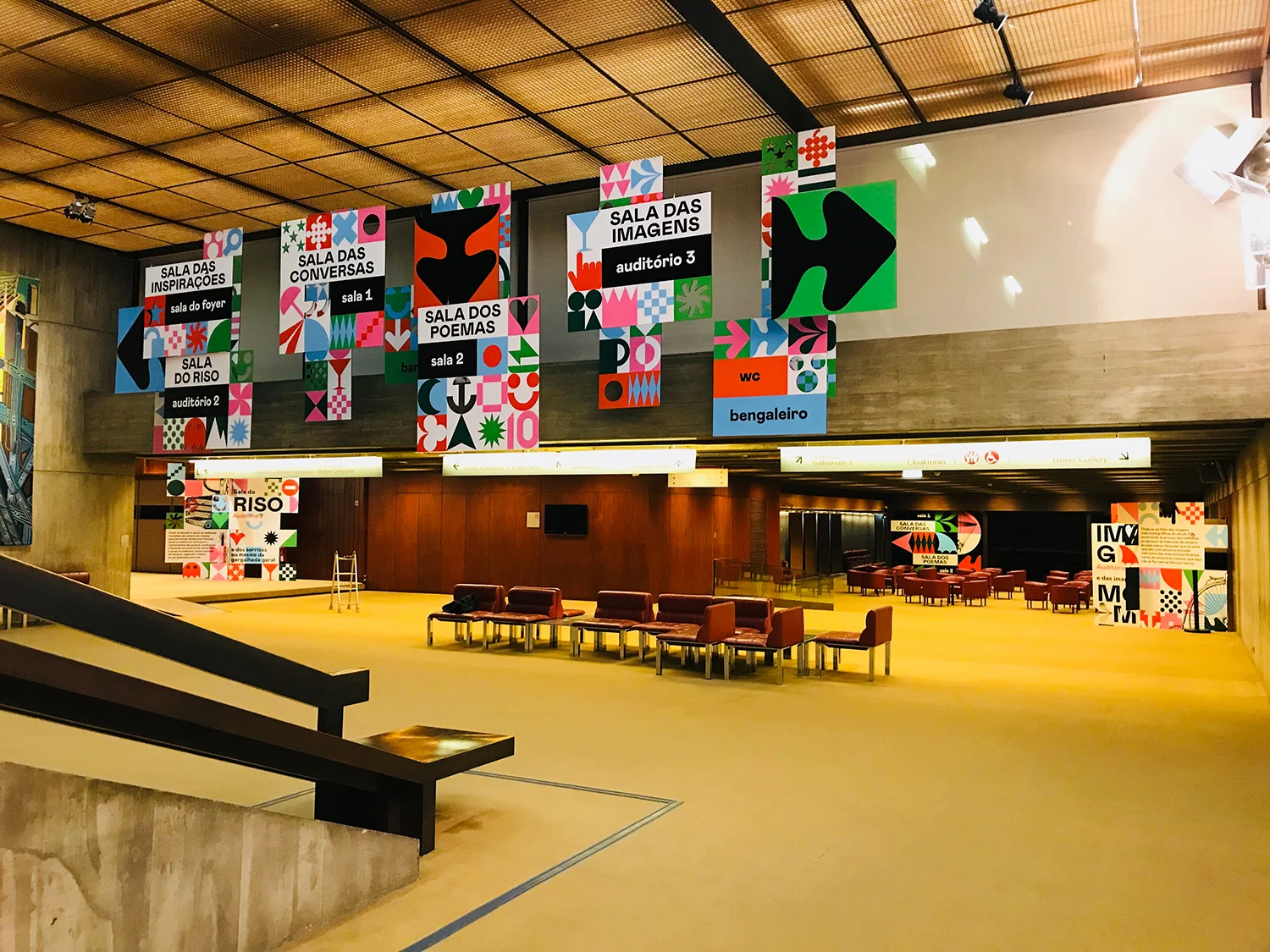 O evento ocupou durante um dia todos os espaços públicos e alguns de acesso privado do edifício da Gulbenkian. A apropriação temporária de um espaço já existente e com uma personalidade muito vincada envolveu a decoração de salas, palcos, tetos e espaços comuns, sinalética diversa e ainda materiais para divulgação e de apoio ao próprio evento. For one day the event occupied all public spaces, and some private accesses, from the Gulbenkian building. The temporary appropriation of an already existing space, with a very strong personality, involved the decoration of rooms, stages, ceilings and common spaces, diverse signage and communication materials.