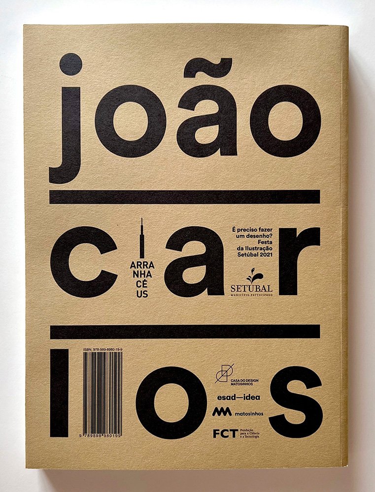 Através das 240 páginas deste livro dedicado à sua obra, João Carlos glosa as peripécias da história da Medicina em propaganda de laboratórios farmacêuticos e se devota à dramática biografia de santos e messias em livros e fascículos colecionáveis.